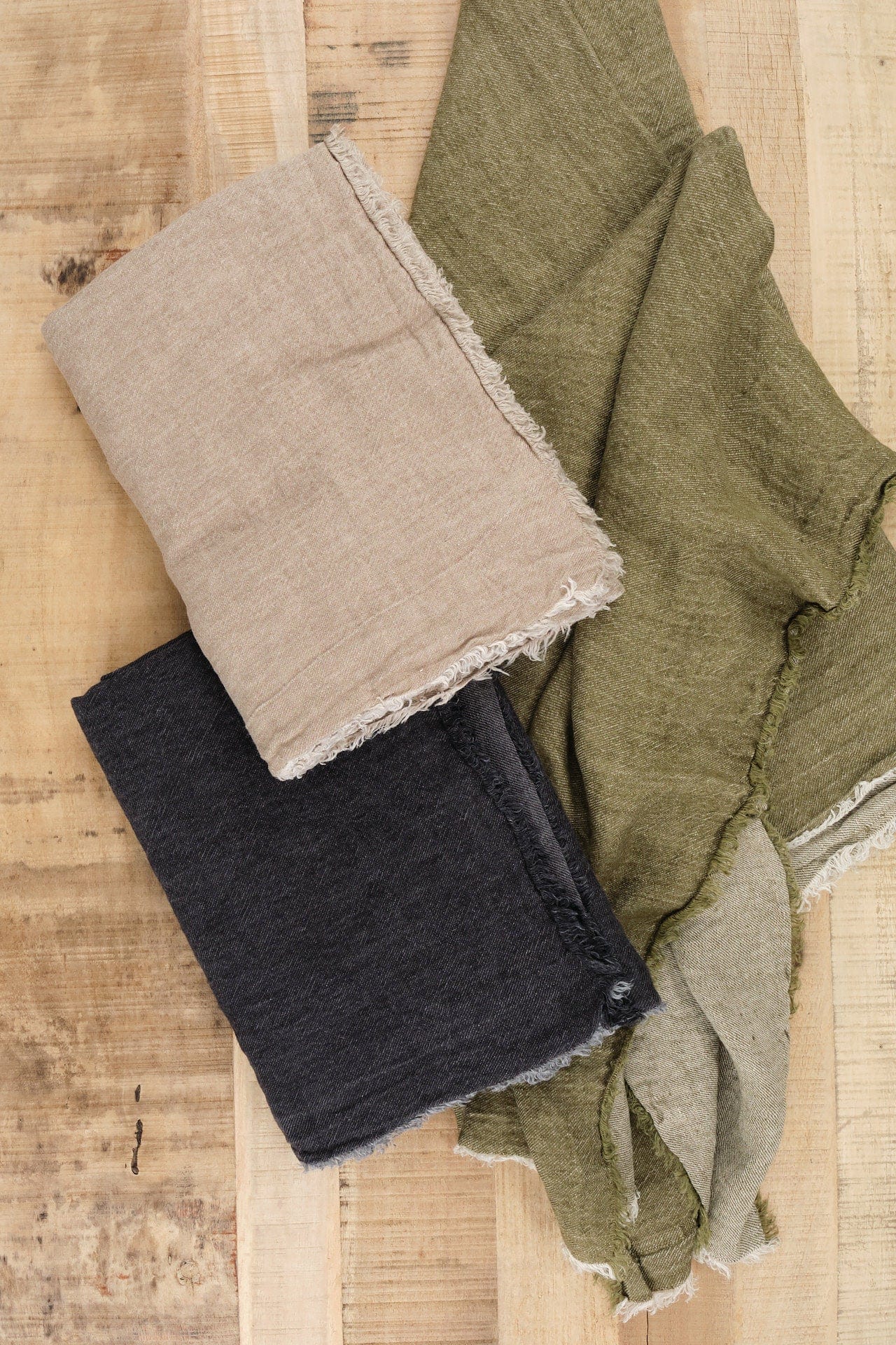 Maison De Vacances Home Throws Crumpled Washed Linen Vice Versa Fringed Throw in Kaki Kaki/Givre / 55" L X 98.5" W