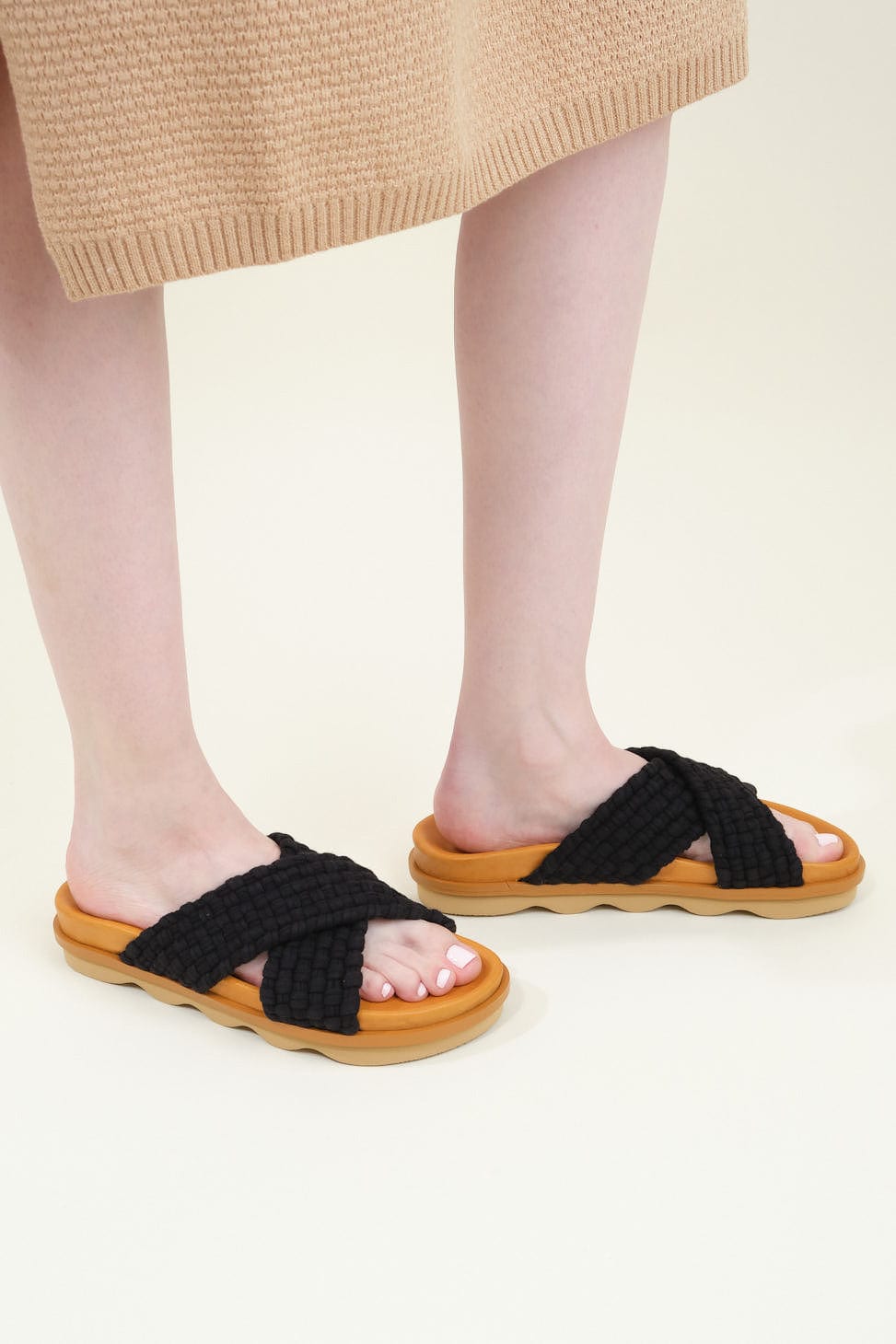 Crossover Wave Sole Sandal in Black/Mustard