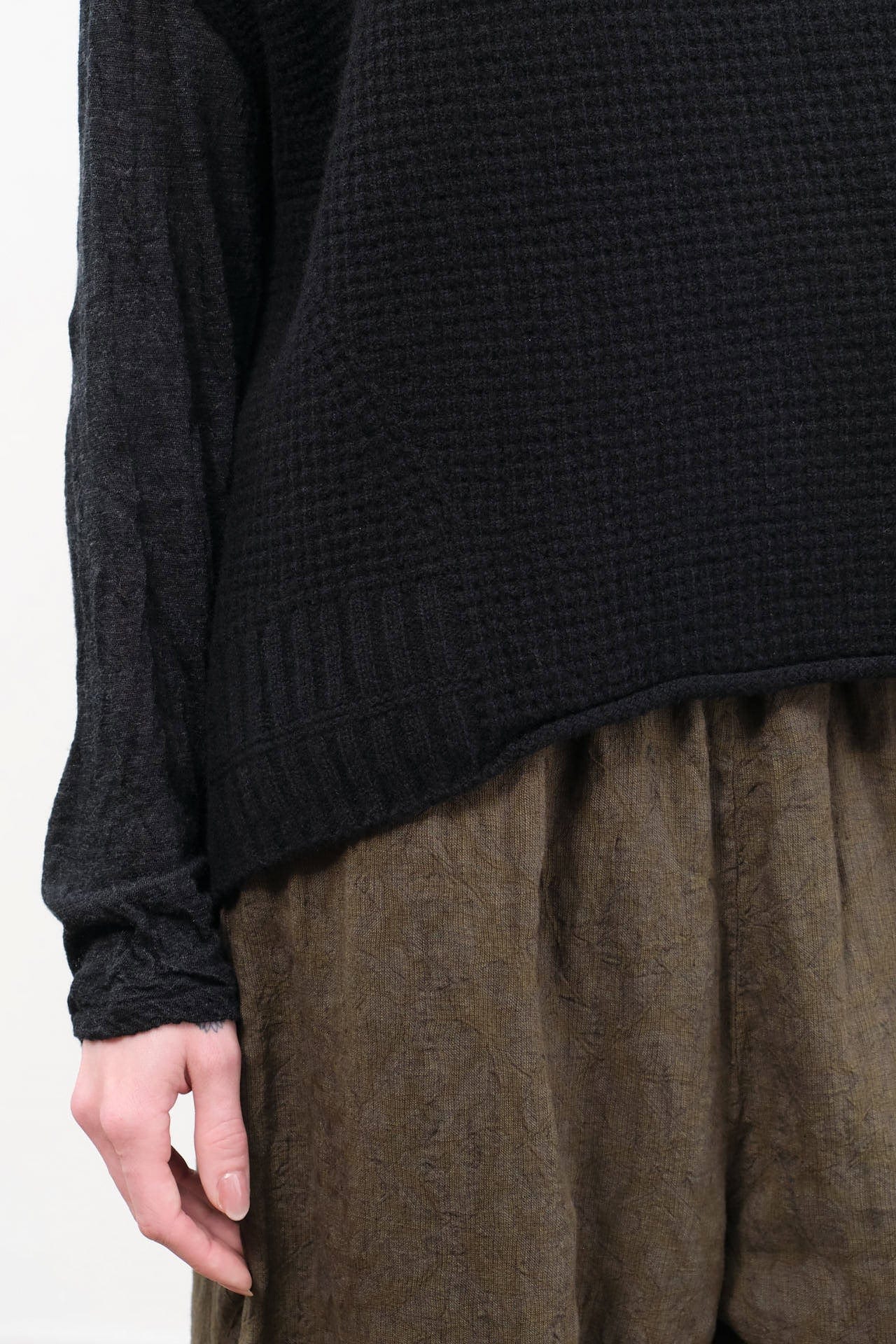 Pas de Calais Apparel Womens Sweaters Cashmere Lambs Wool Boat Neckline Vest in Black