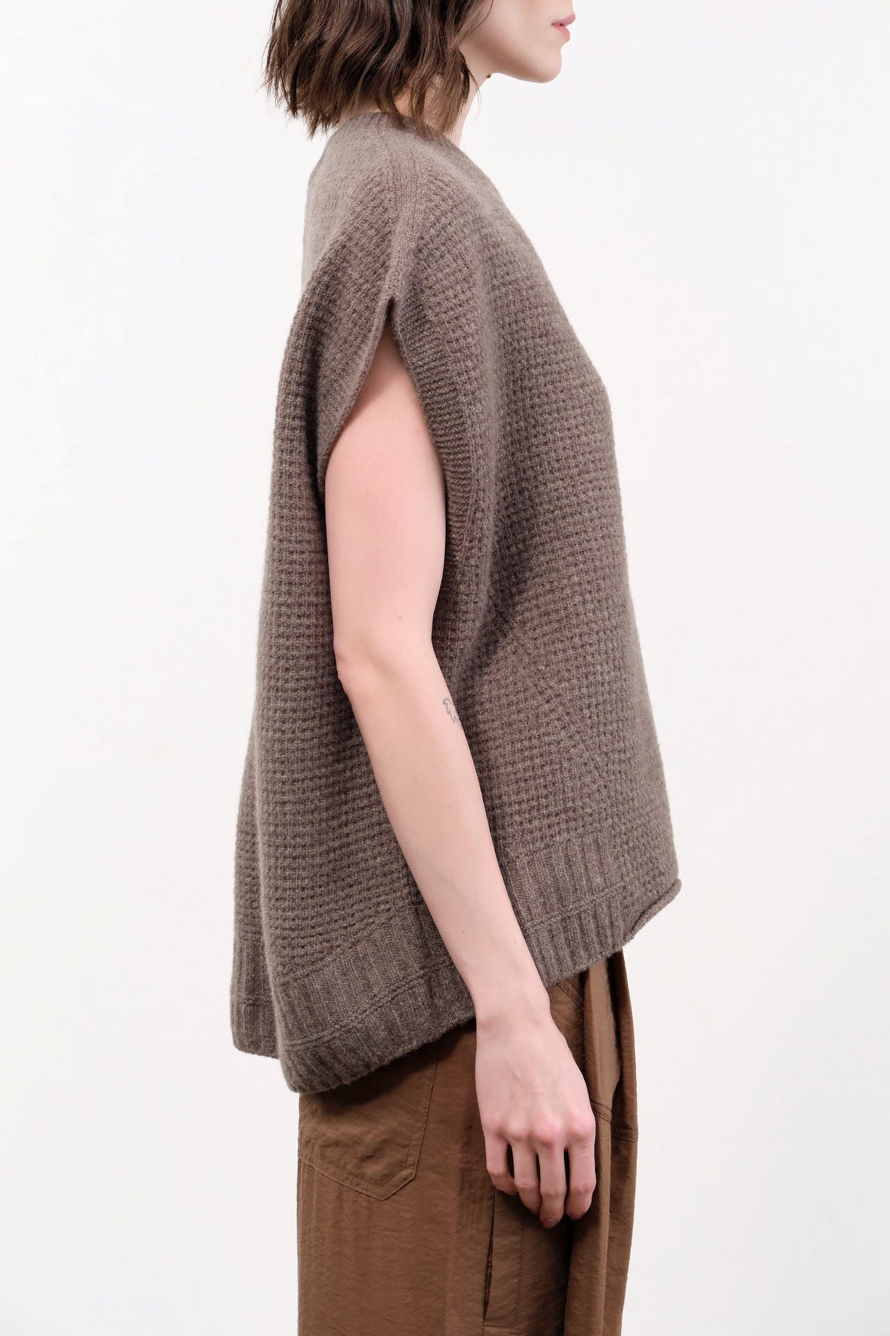 Pas de Calais Apparel Womens Sweaters Cashmere Lambs Wool Boat Neckline Vest in Greige