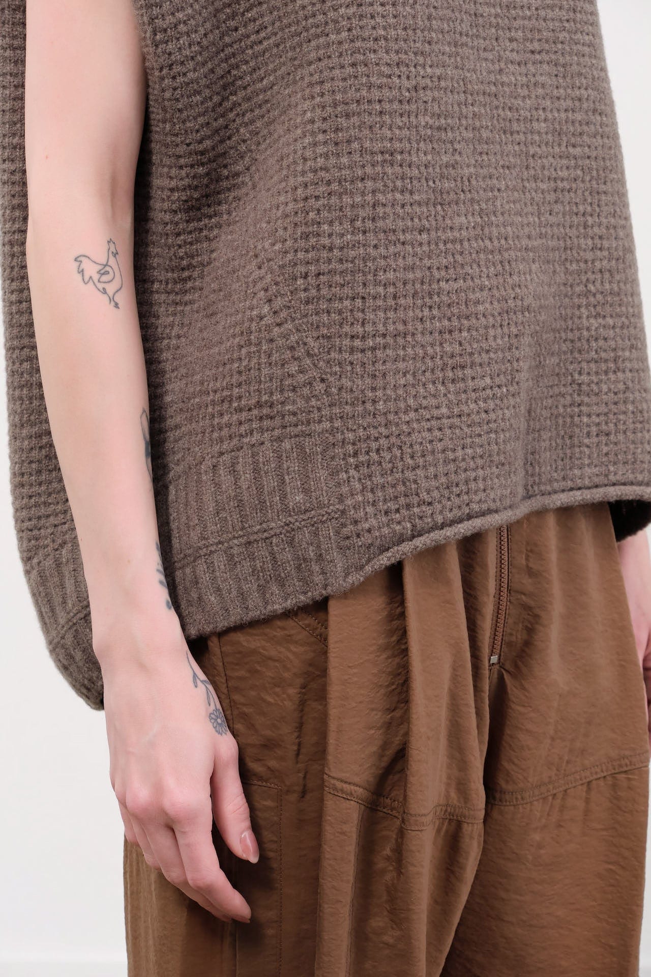 Pas de Calais Apparel Womens Sweaters Cashmere Lambs Wool Boat Neckline Vest in Greige