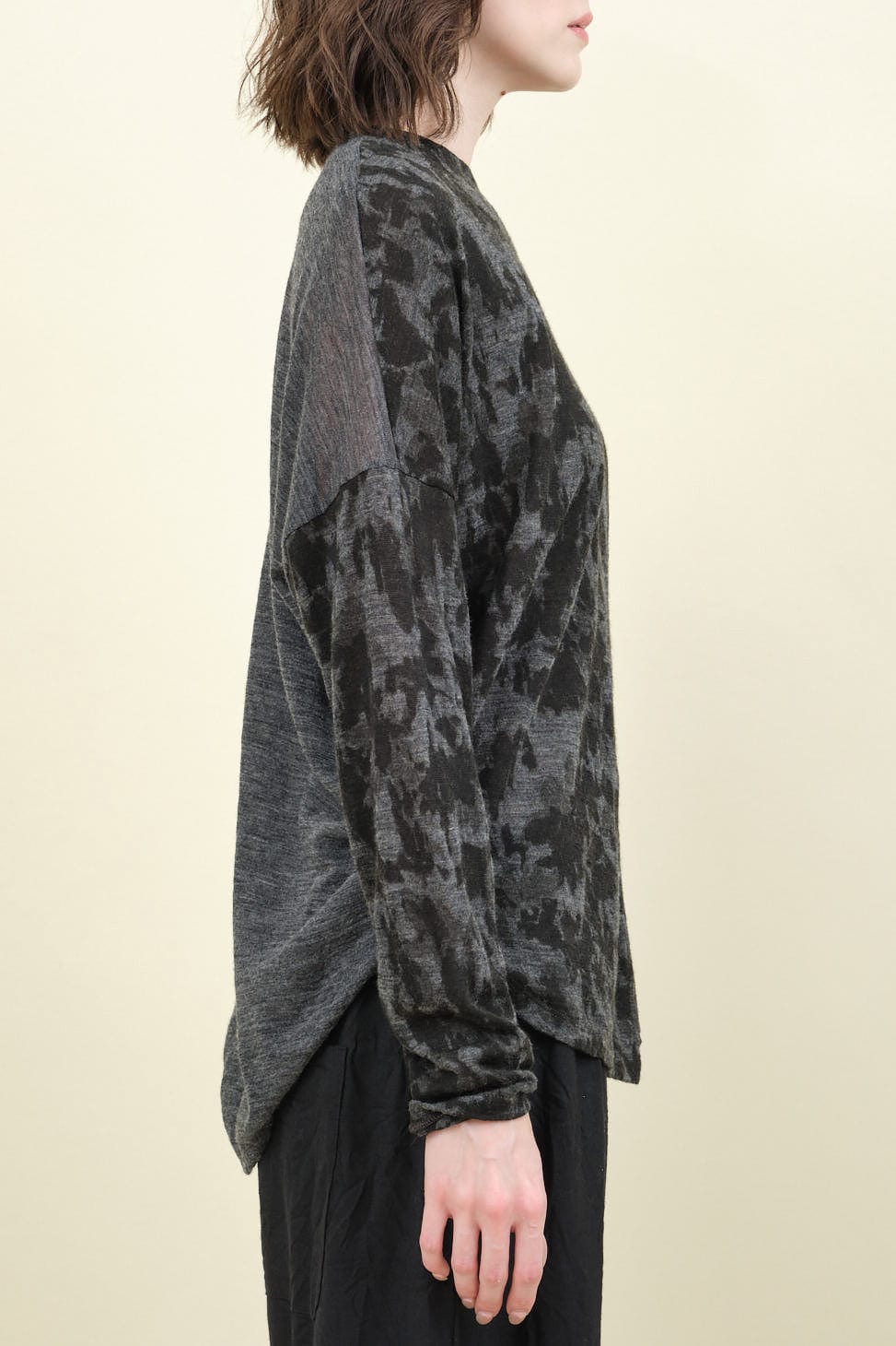 Side of Winter Leaves Print Jersey Pullover in Charcoal