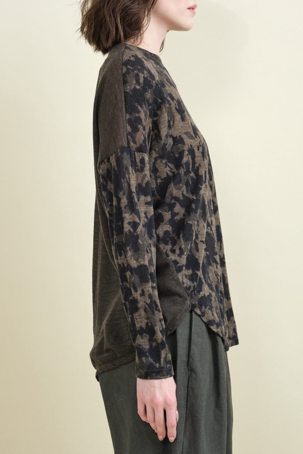 Side of Winter Leaves Print Jersey Pullover in Beige