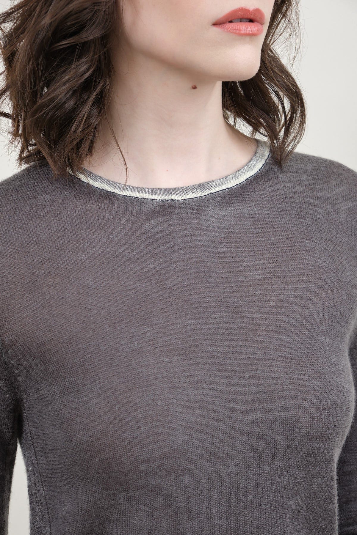 Neckline on L/S Printed Crew in Grey