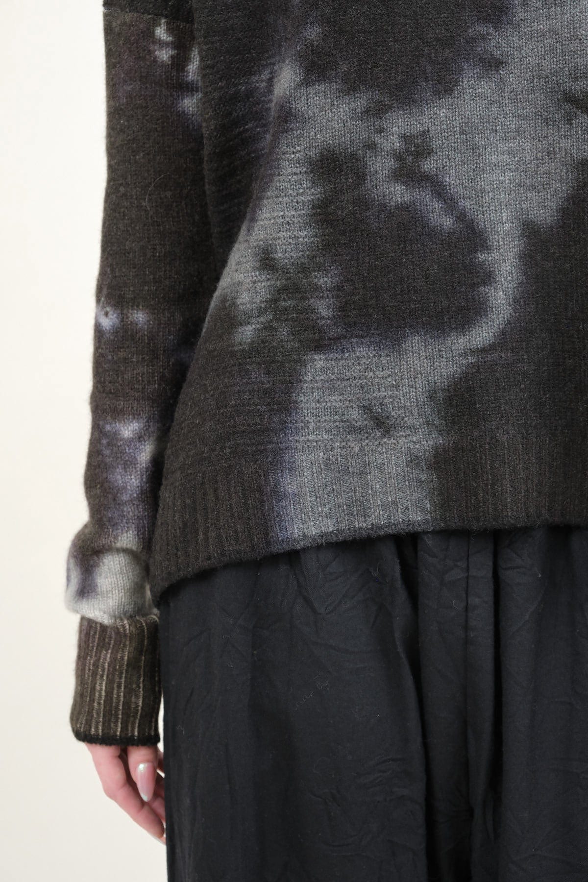 Sleeve and hemline on L/S Tie Dye Crew
