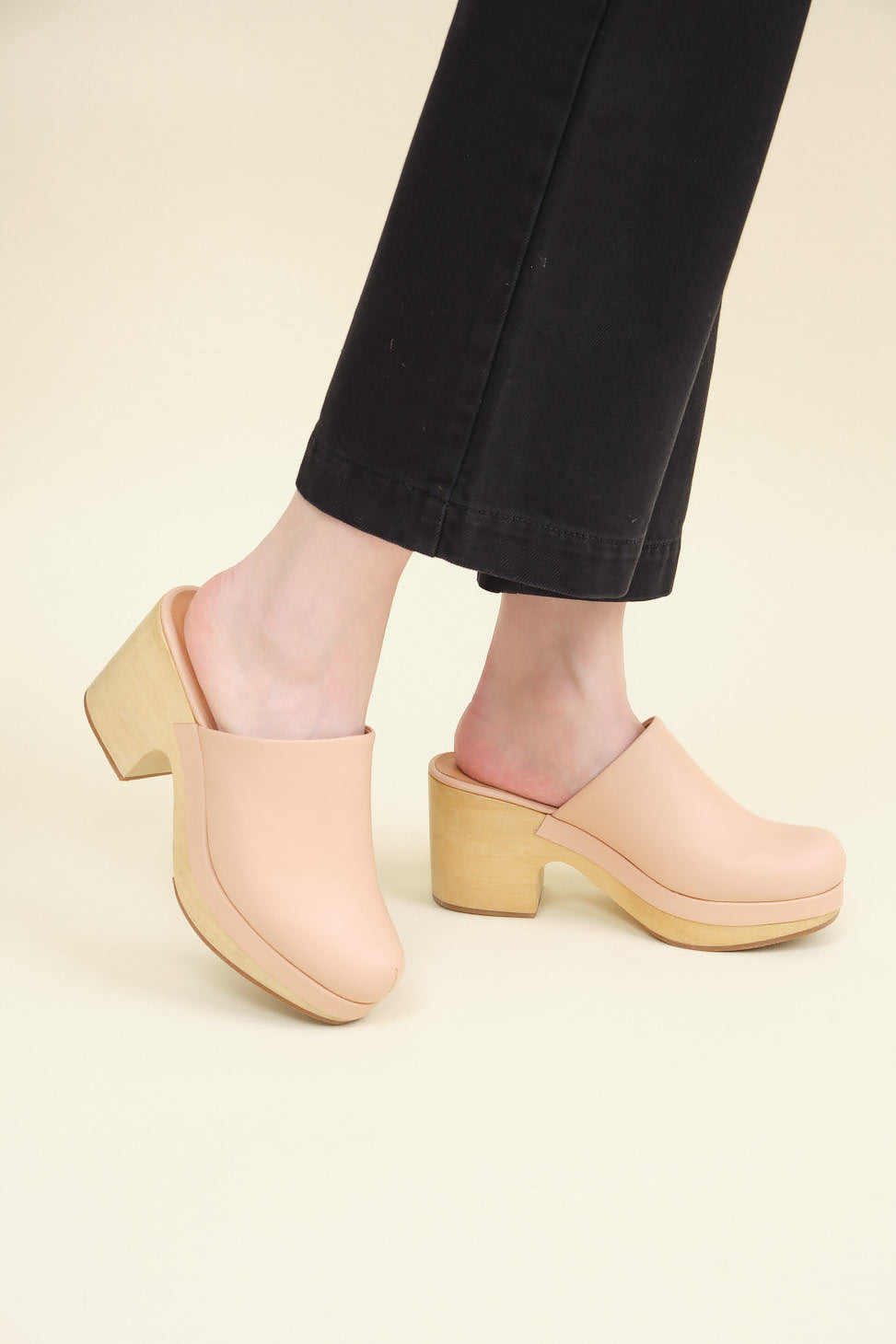 blush clogs