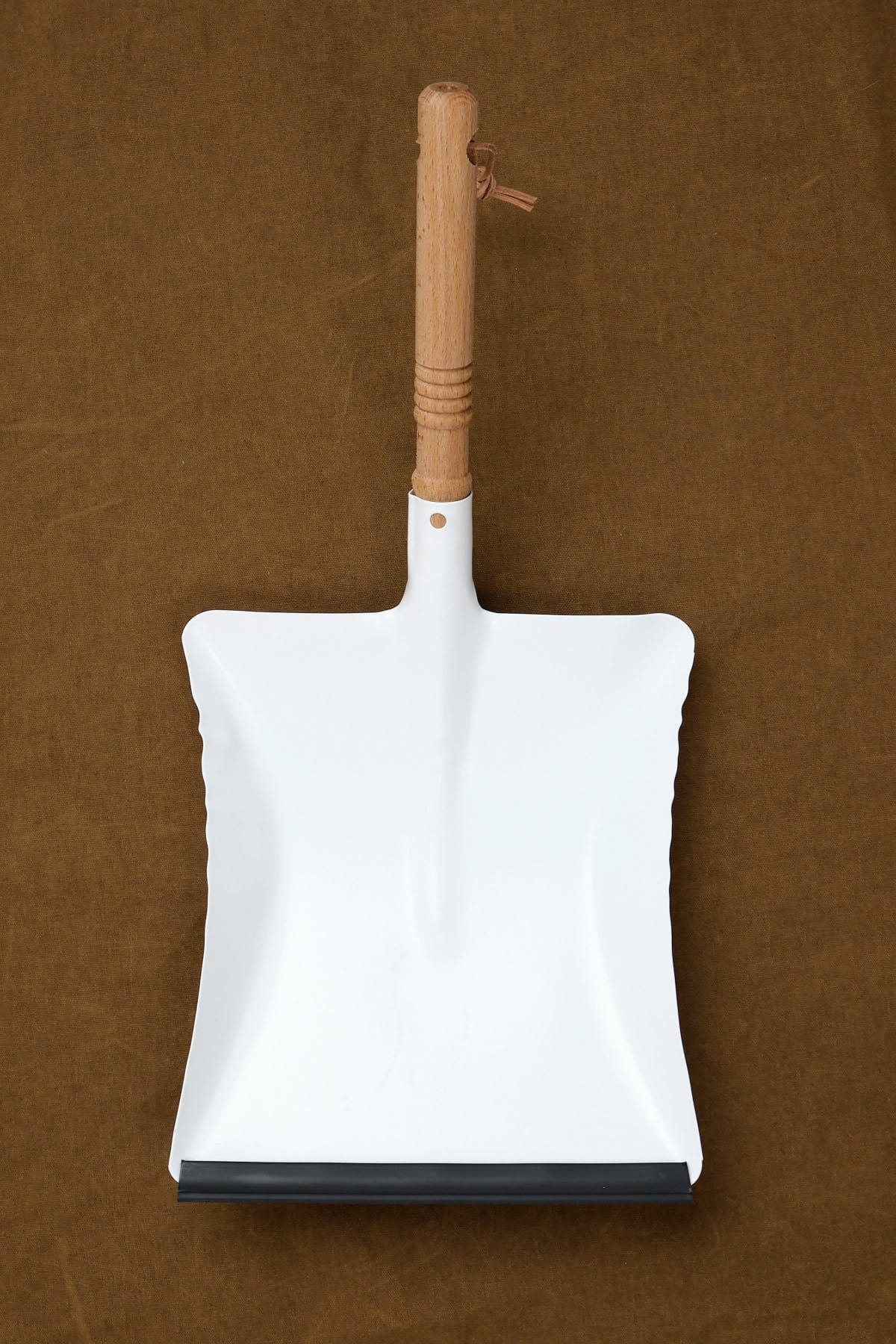 Dustpan in white