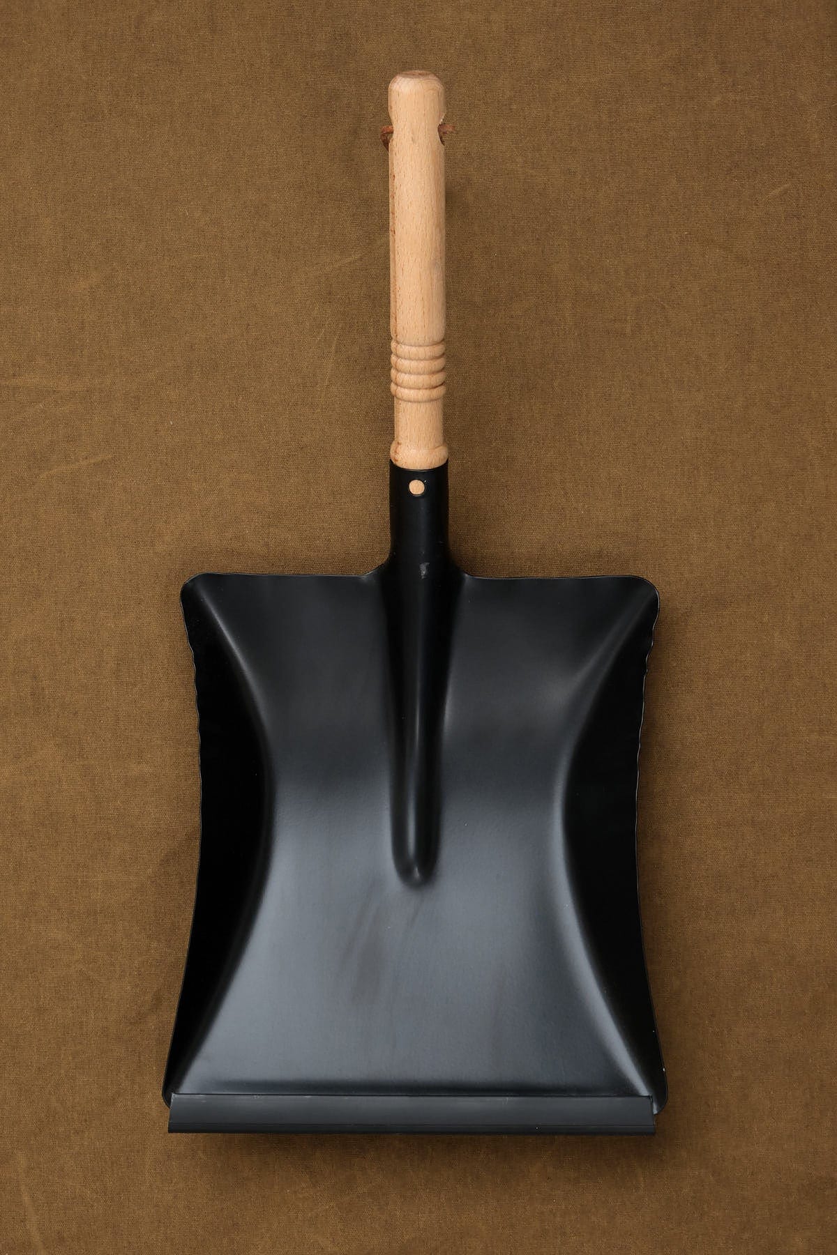 Dustpan in black