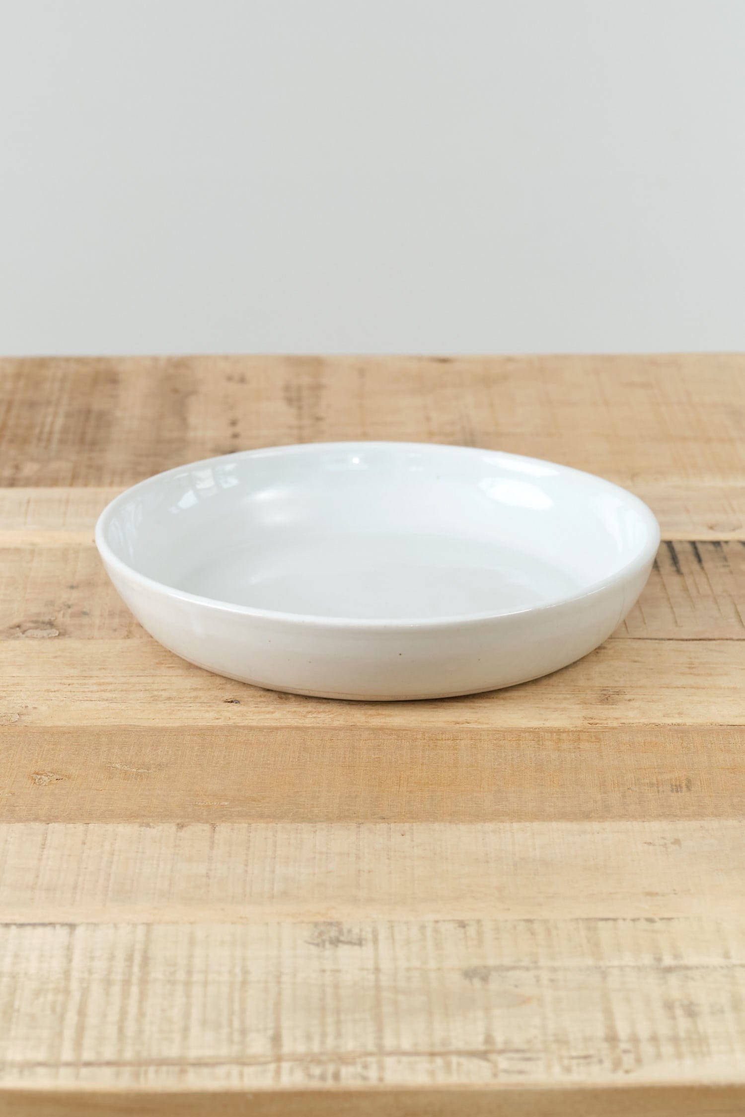 WRF Lab Ceramics Home Kitchen Dishware Medium Coupe Plate White / 9" Dia X 2" H