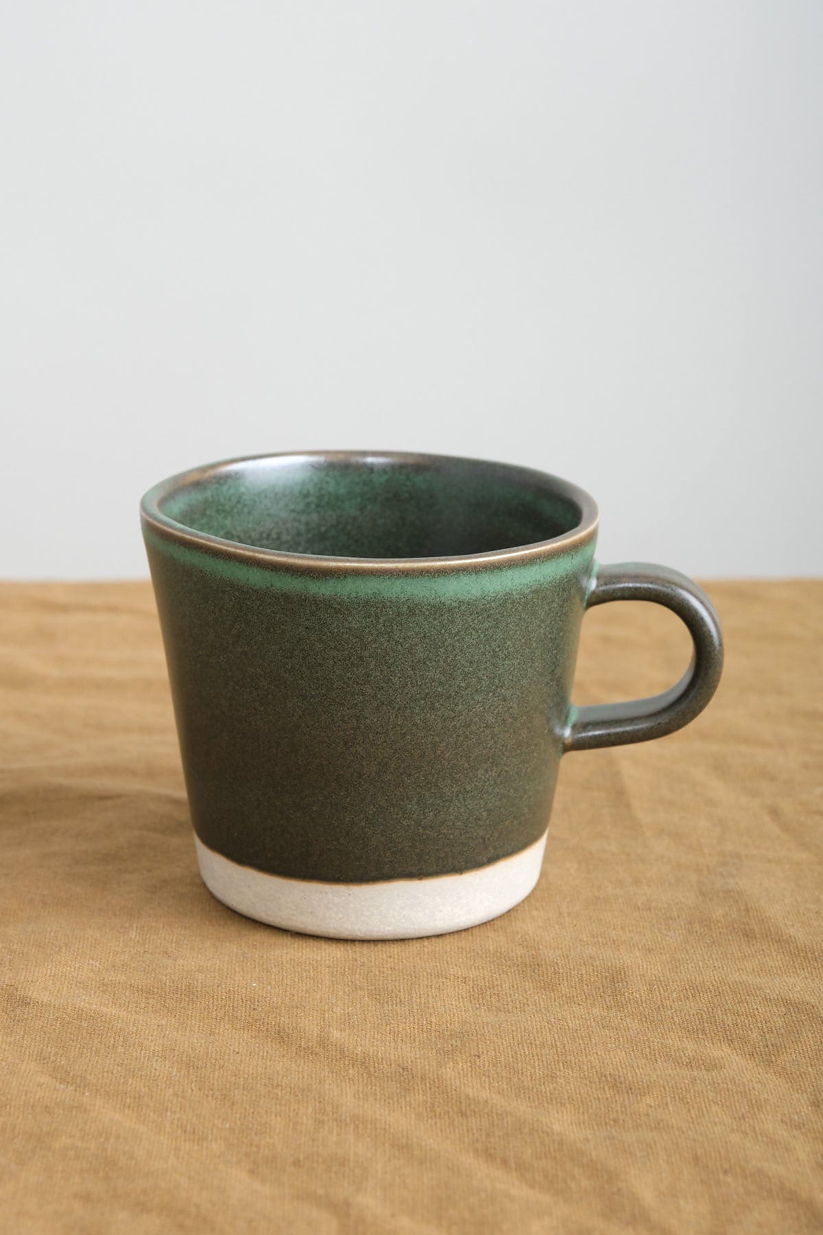 WRF Lab Ceramics Home CoffeeTea U-Shape Handle Mugs Wreath