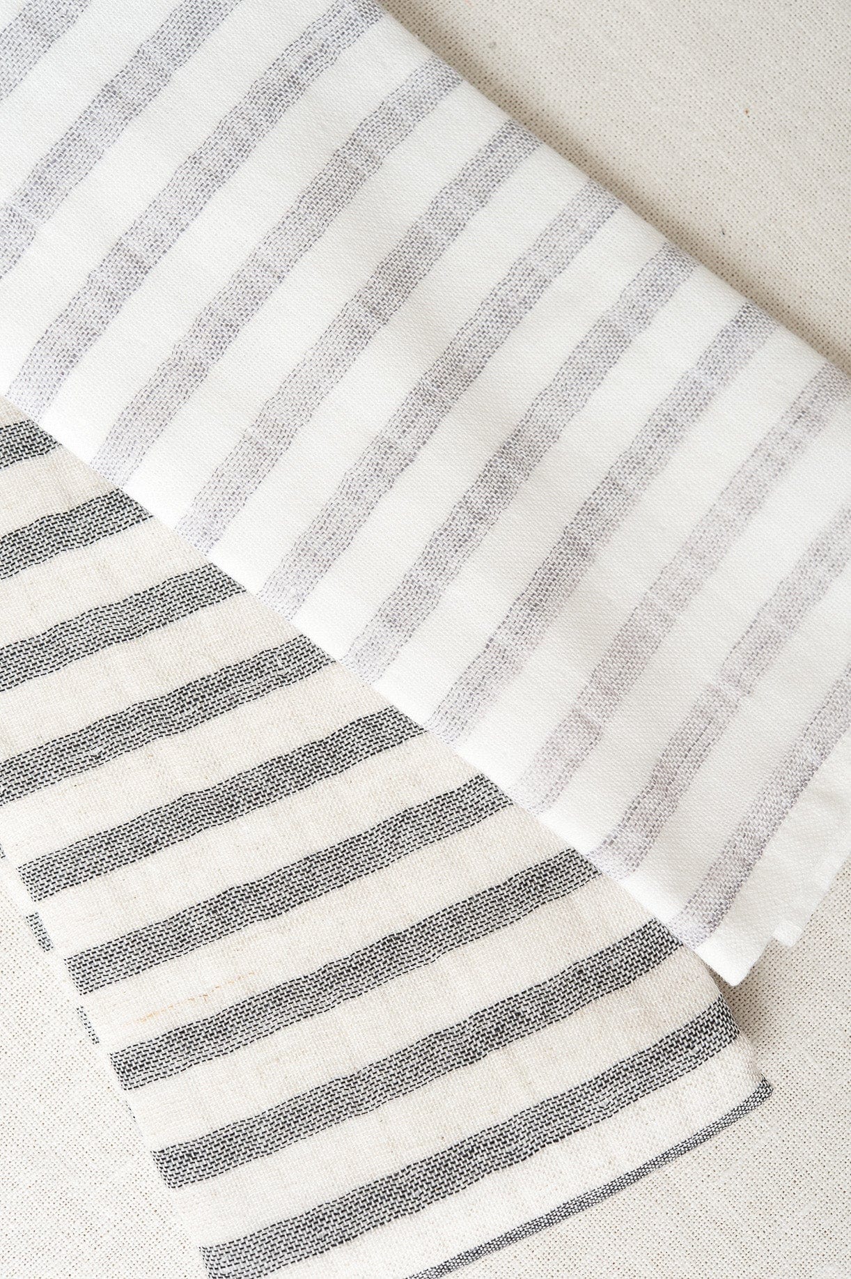 Yoshii Home Bath Textiles Linen Border Hand Towel in Black Black / 31.5" L x 13" W