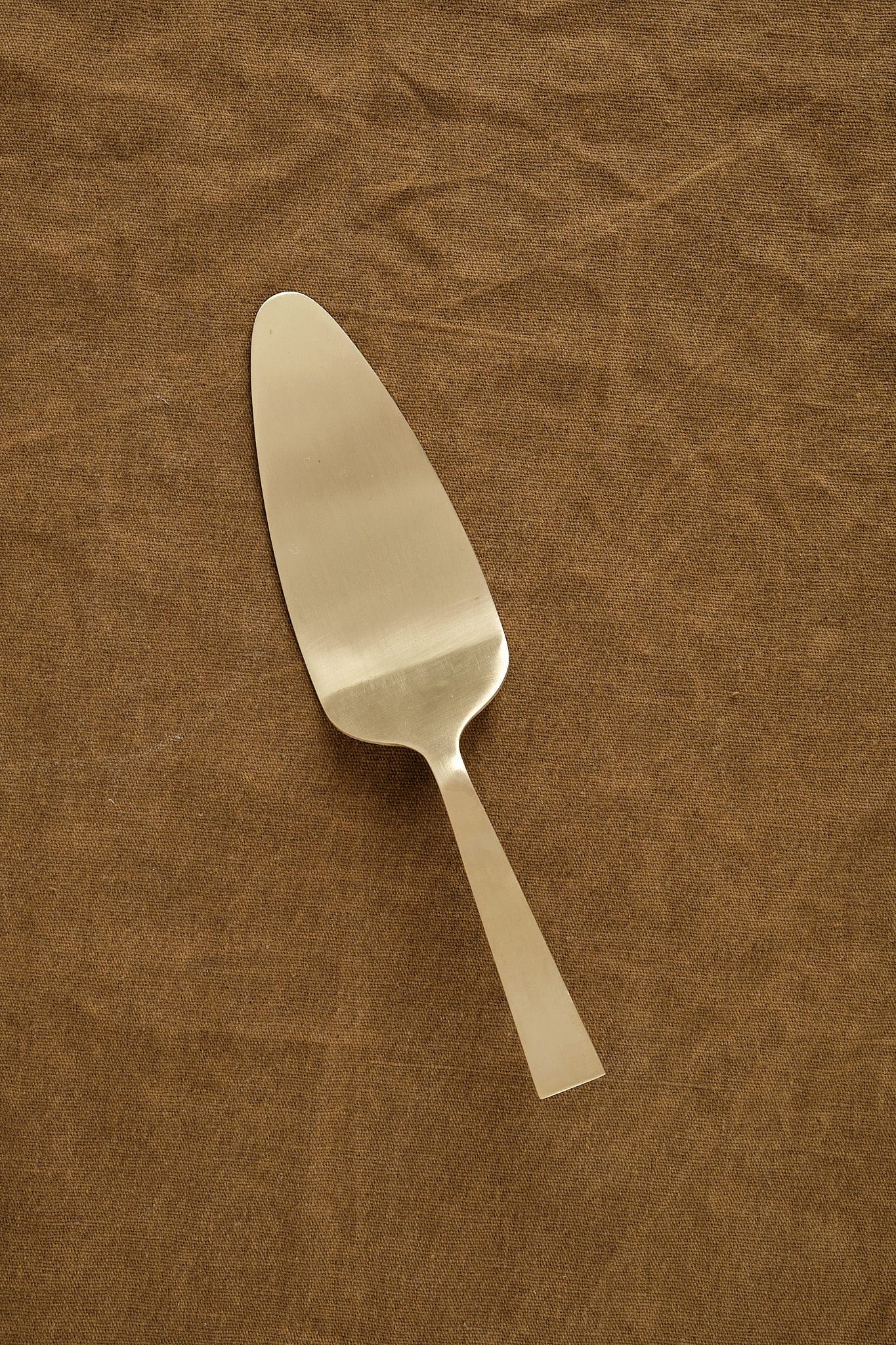 Fog Linen Work Home Kitchen Utensils Brass Cake Server Brass / 8.25" L
