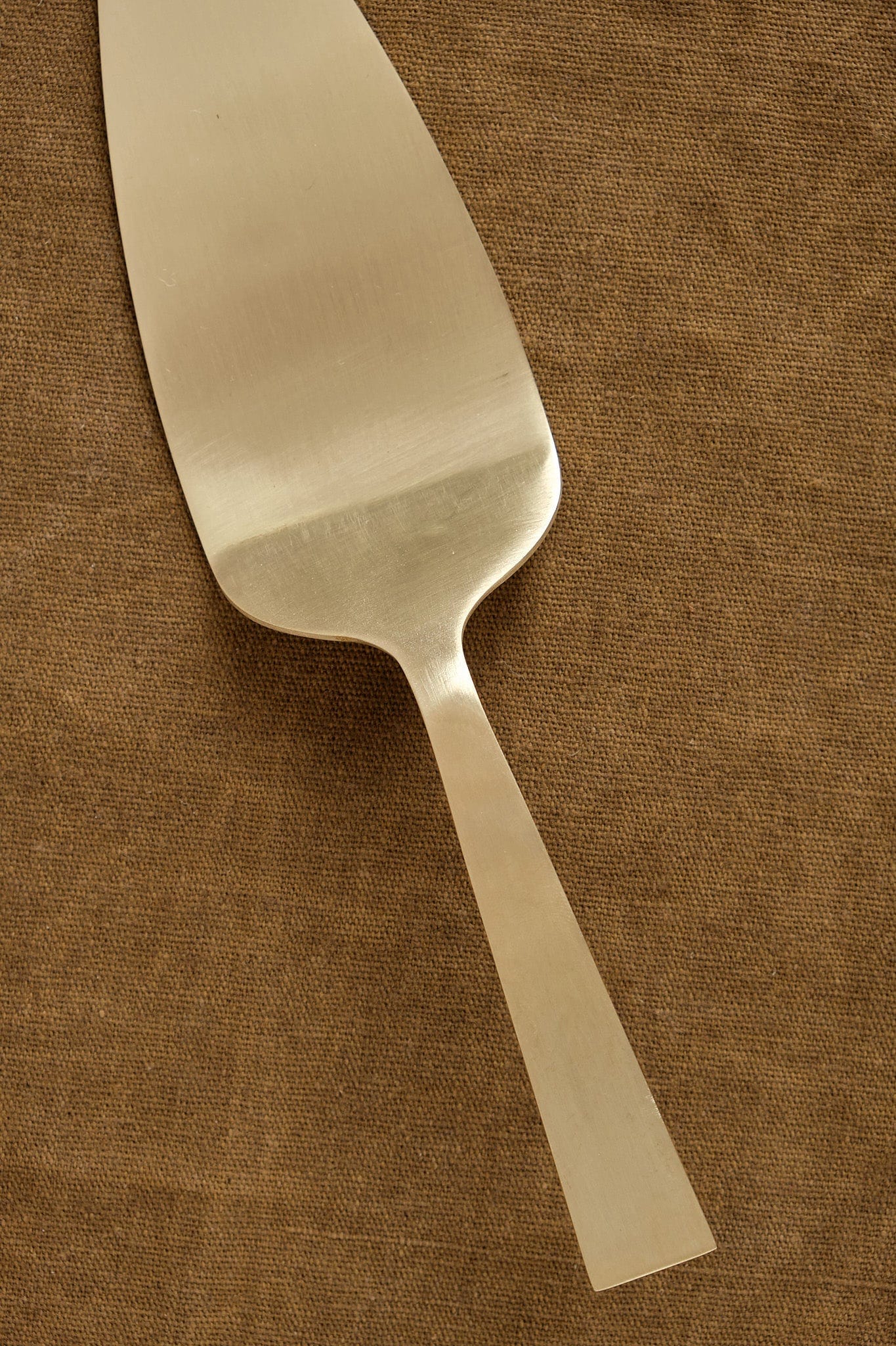 Fog Linen Work Home Kitchen Utensils Brass Cake Server Brass / 8.25" L