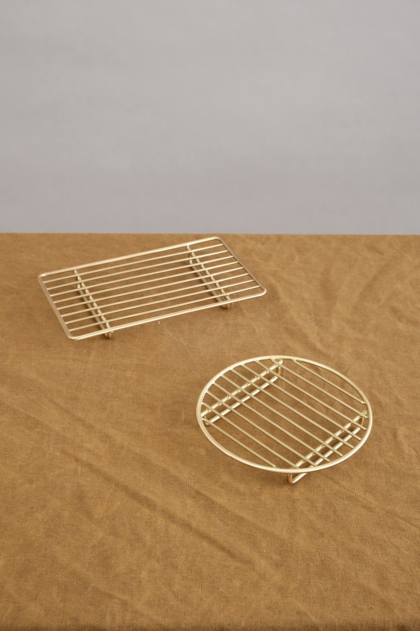 Fog Linen Work Home Bath Accessories Round Brass Wire Rack Brass / 5.75" Dia X 1.25" H