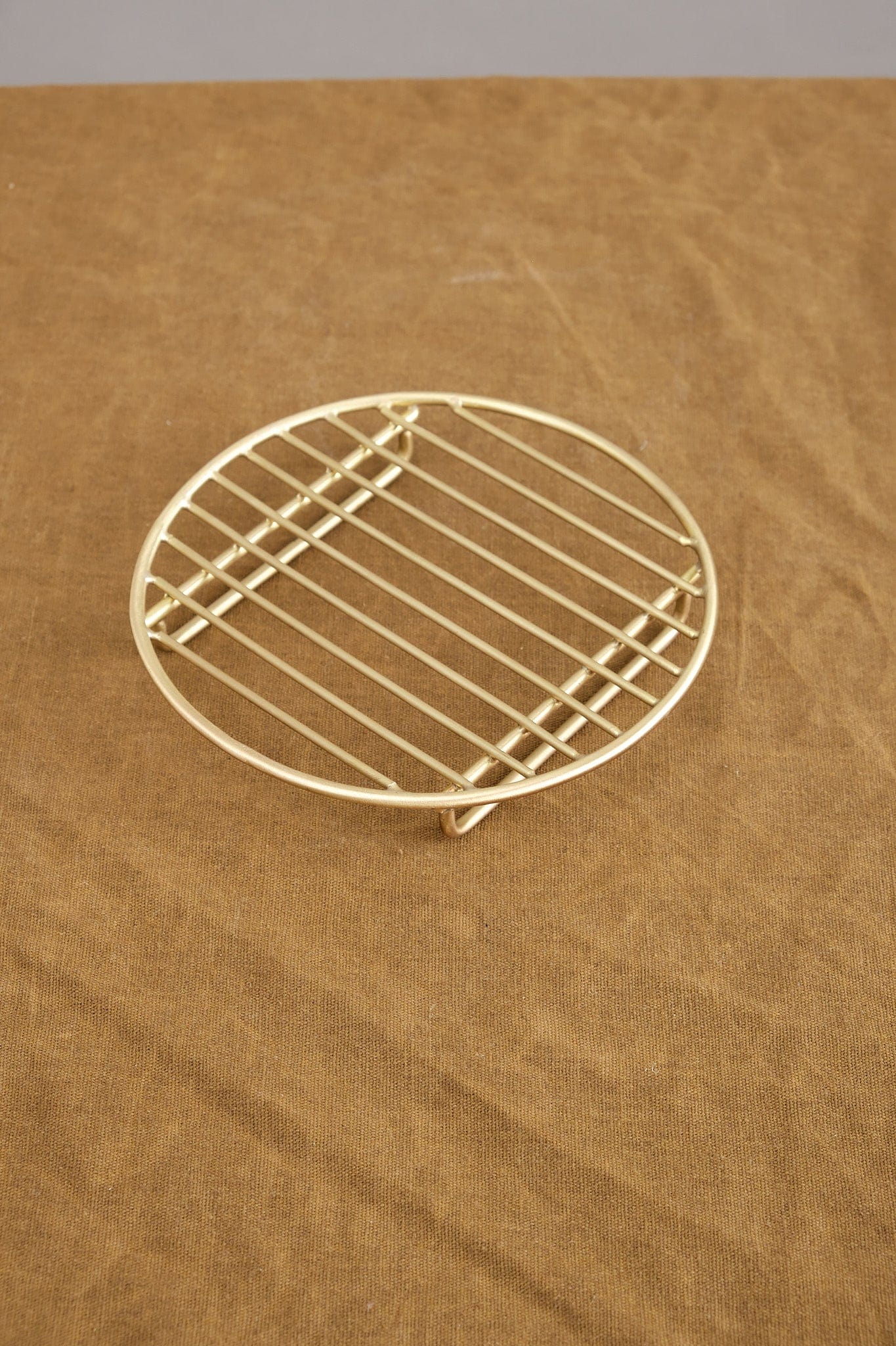 Fog Linen Work Home Bath Accessories Round Brass Wire Rack Brass / 5.75" Dia X 1.25" H