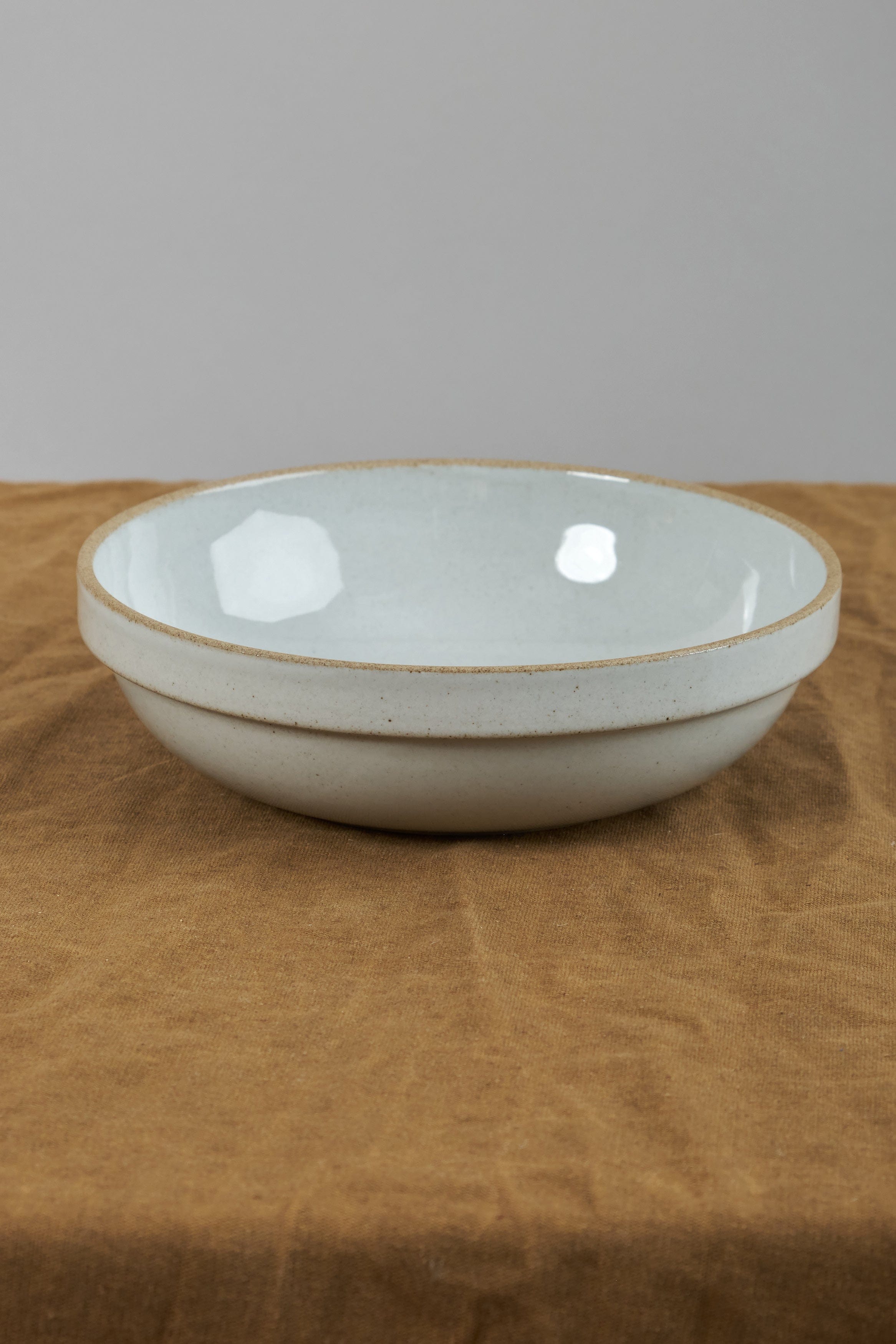 Hasami Porcelain Home Kitchen Dishware Medium Shallow Round Bowl Gloss Gray / 7 3/8" D X 2" H