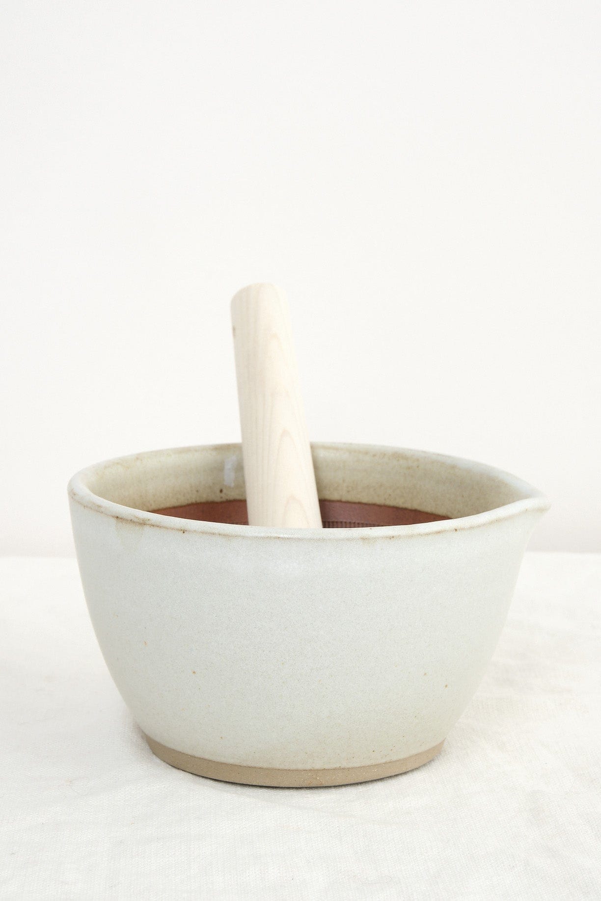 Motoshige Home Kitchen Serving Medium Mortar Bowl with Surikogi Stick White / 3.1" H X 5.7" D