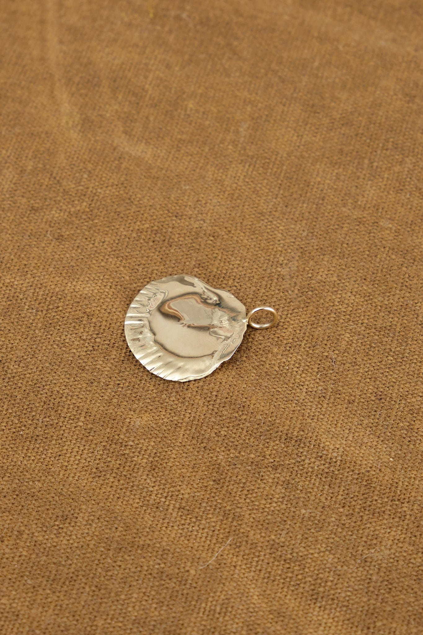 Beatrice Valenzuela pendant