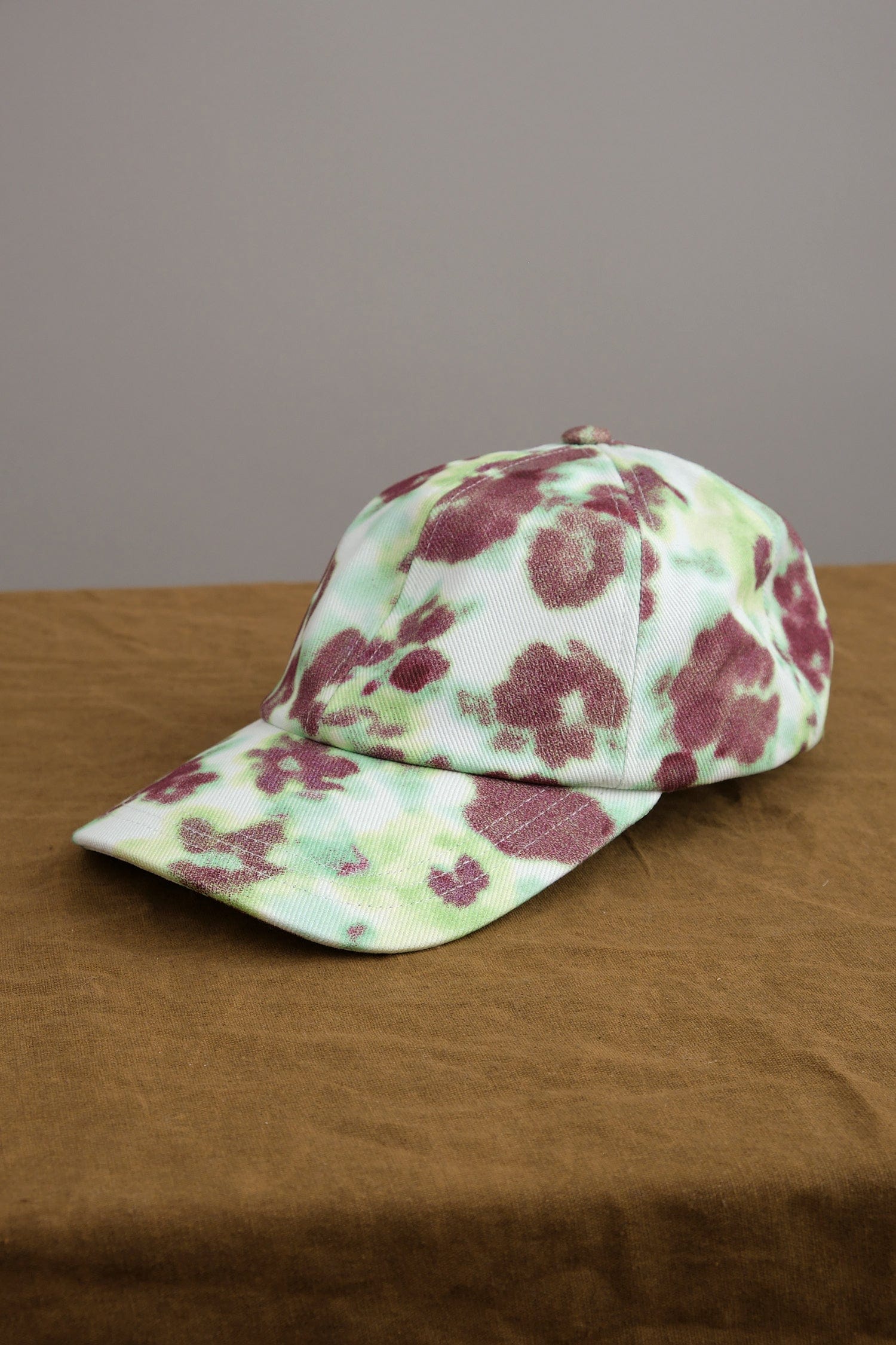 CW Arat cap in Yellow/Aubergine Arenaria on table