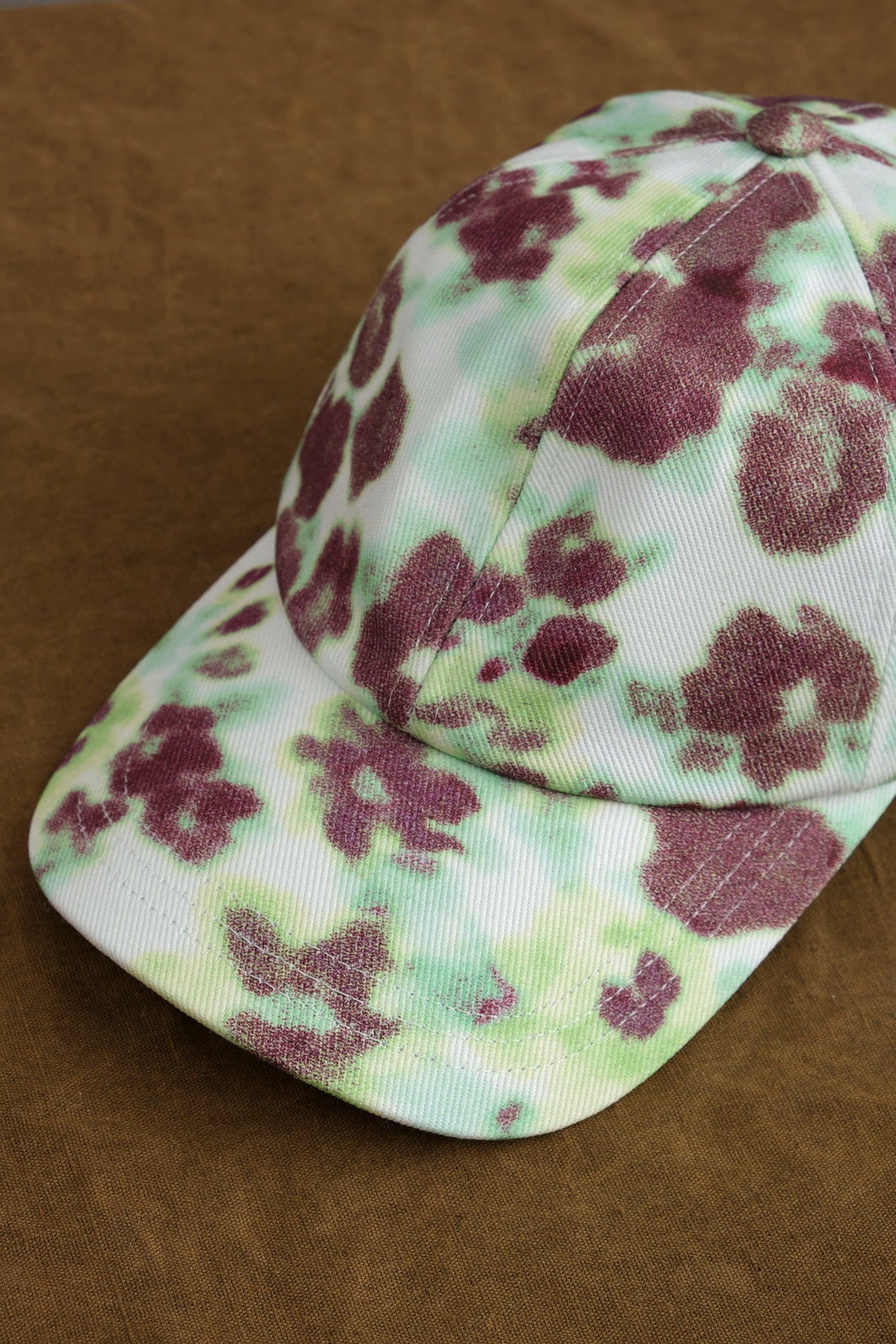 CW Arat cap in Yellow/Aubergine Arenaria on table