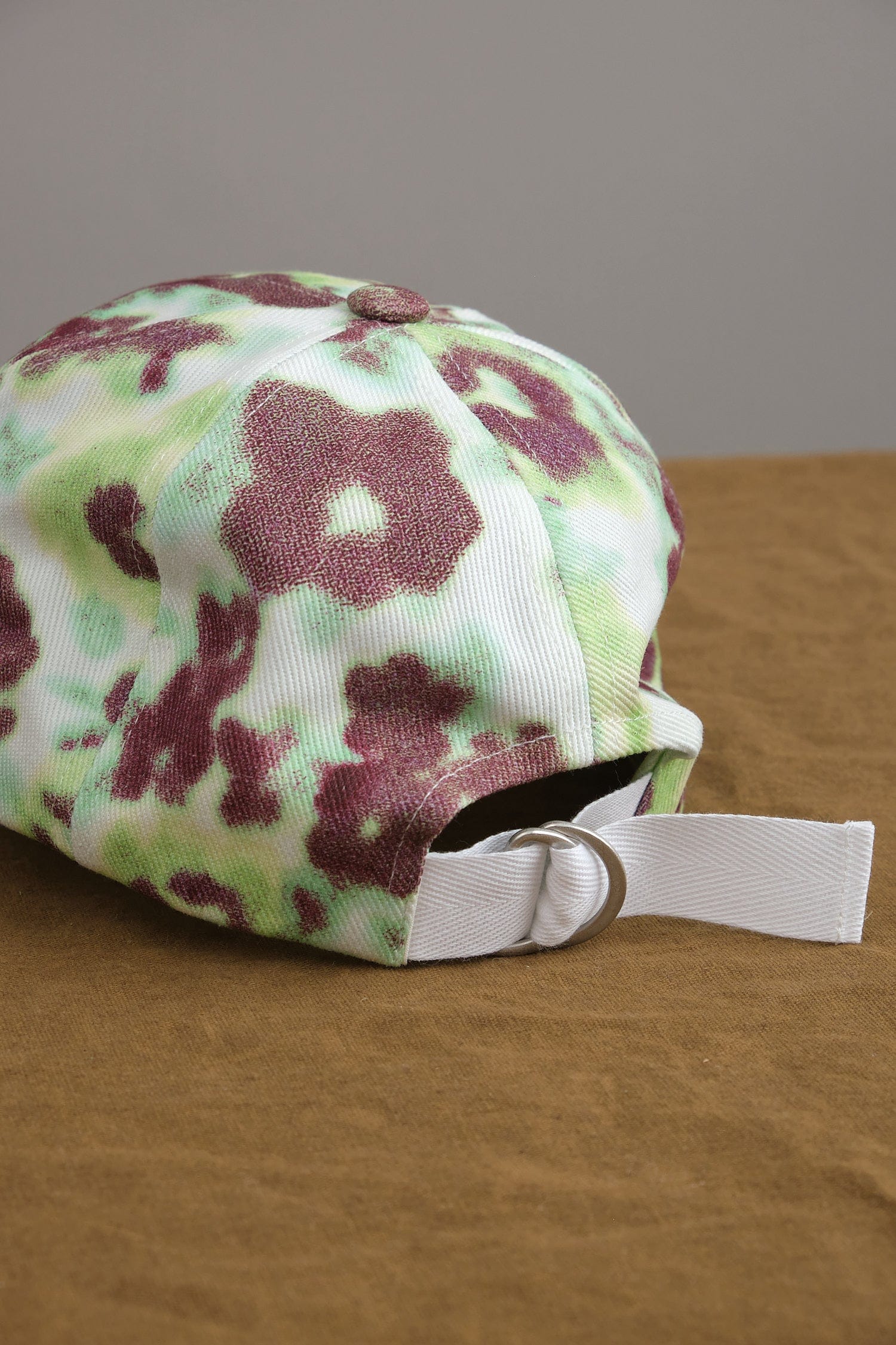 Adjustable strap on CW Arat cap in Yellow/Aubergine Arenaria