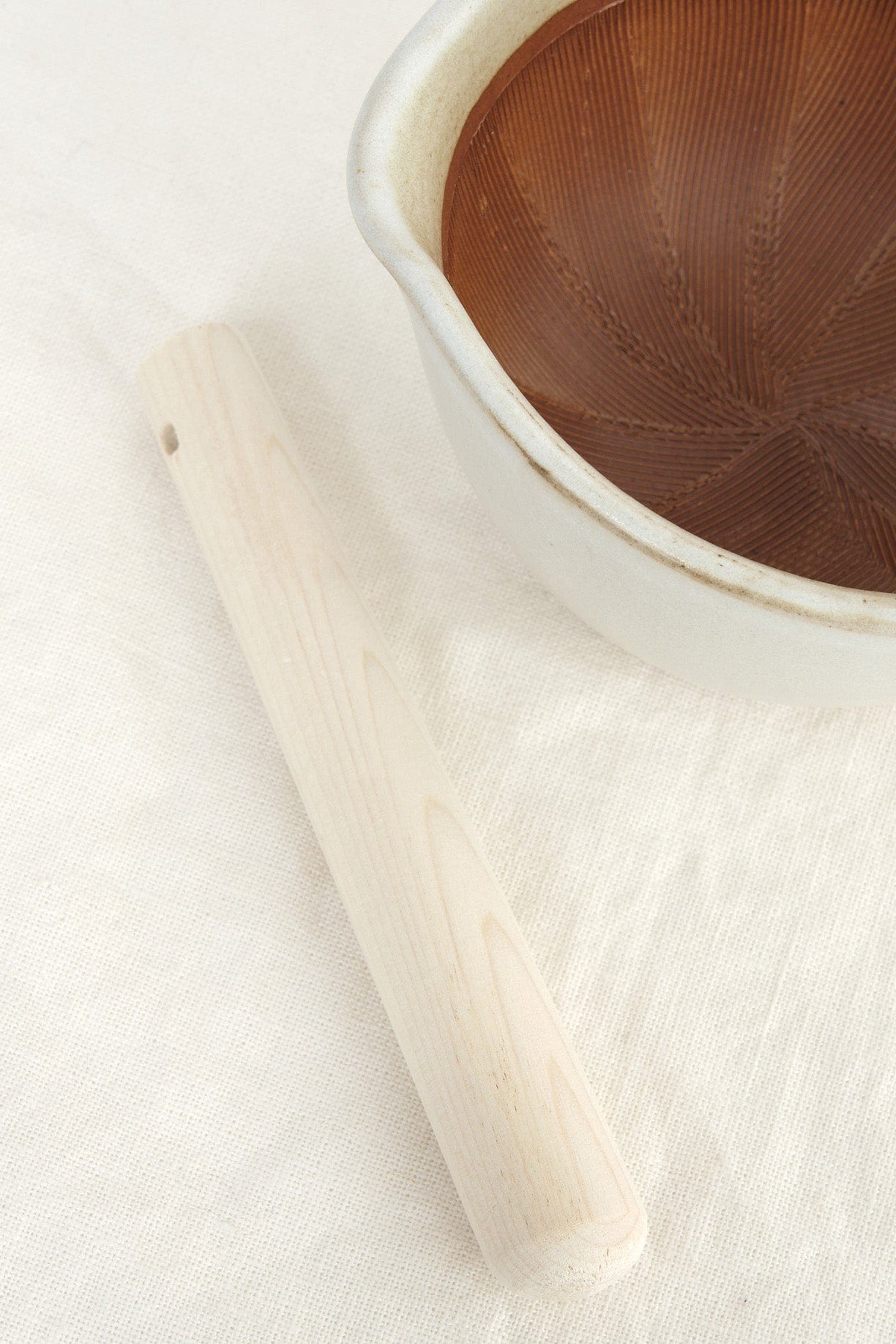 Motoshige Home Kitchen Serving Medium Mortar Bowl with Surikogi Stick White / 3.1" H X 5.7" D