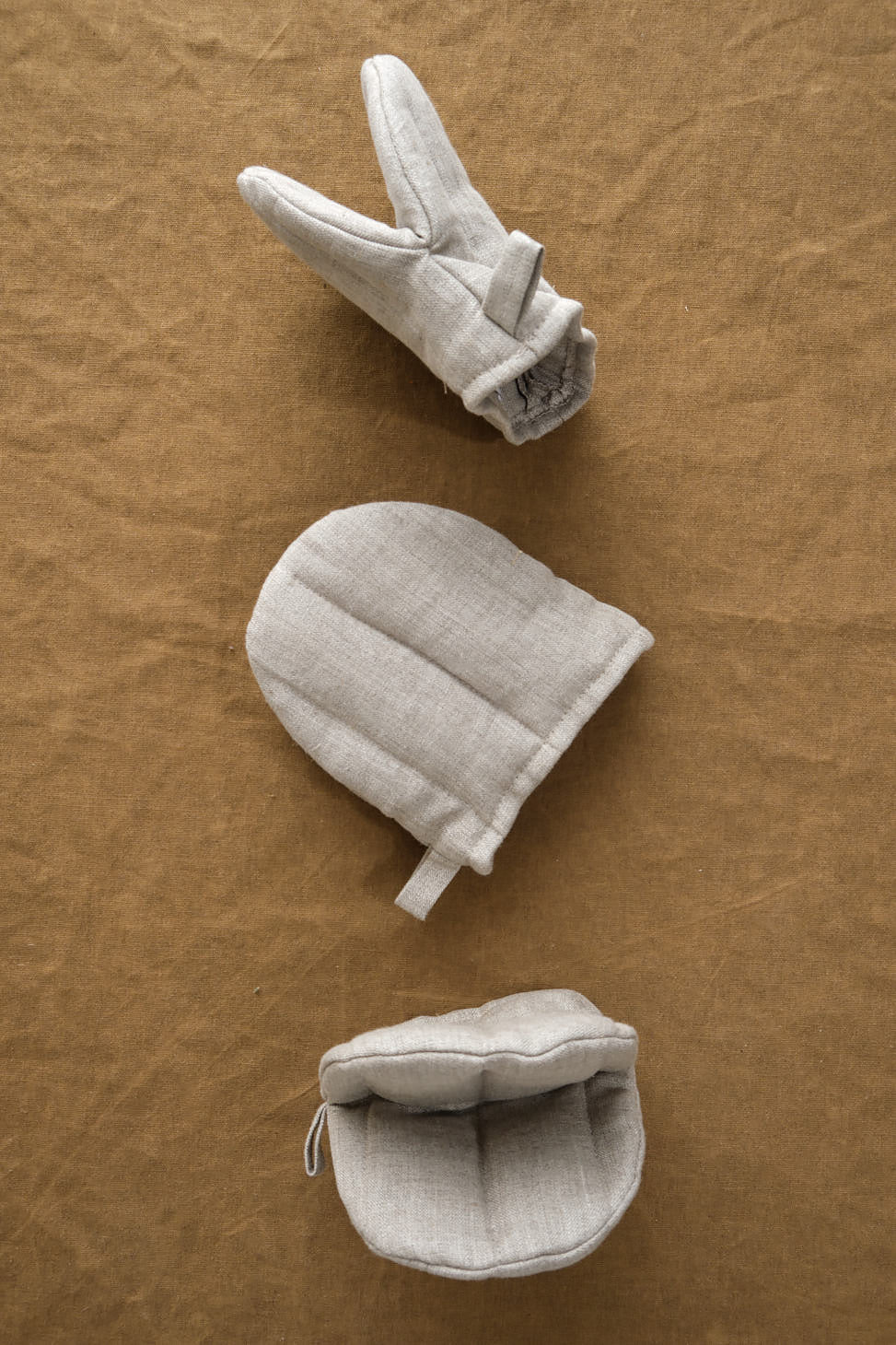 http://cedarandhyde.com/cdn/shop/products/fog-linen-oven-mitten-719_2x_6edc411b-6546-4a98-a903-a624dbac9509.jpg?v=1681762616