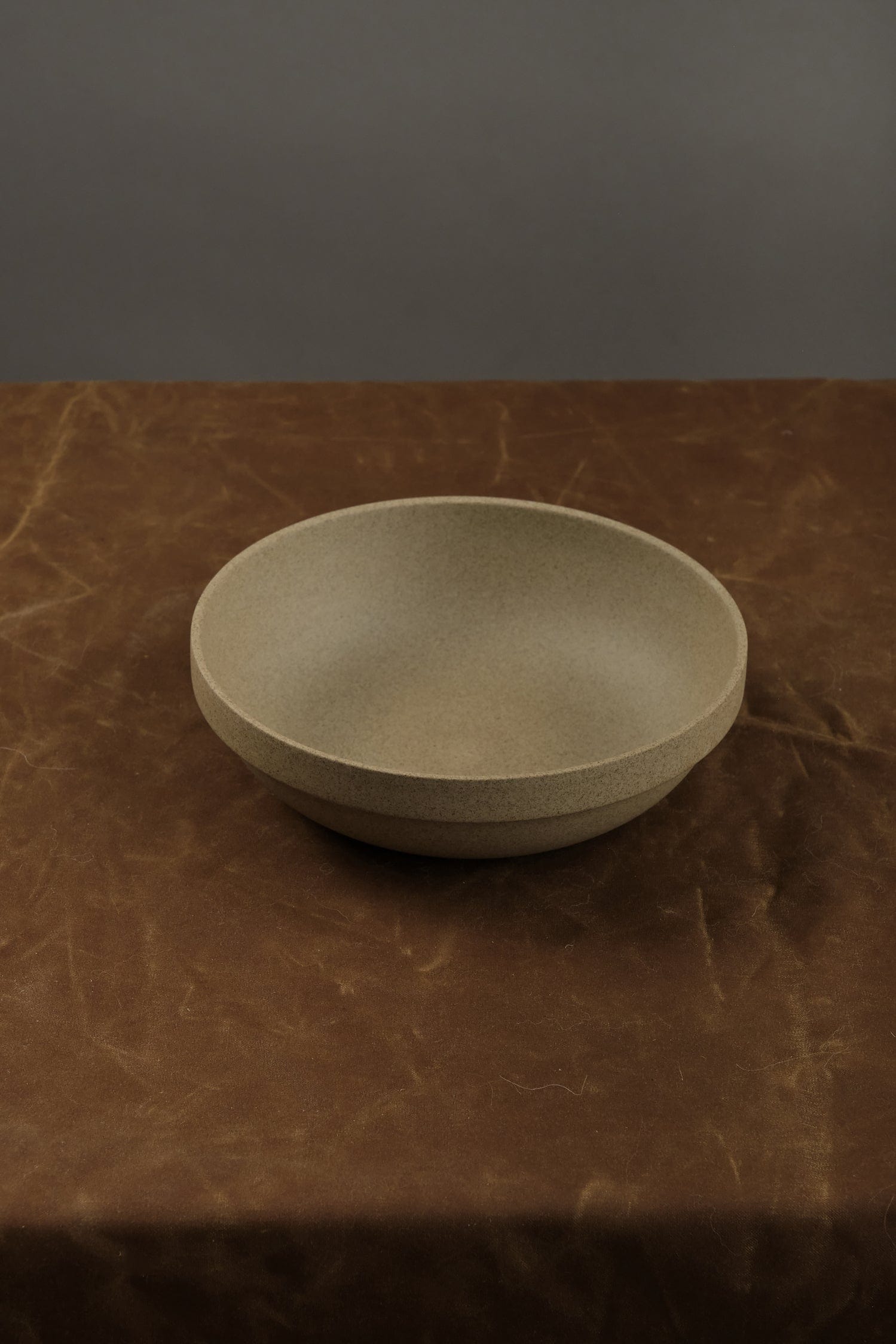 Hasami Porcelain Home Kitchen Dishware Medium Shallow Round Bowl Natural / 7 3/8" D X 2" H