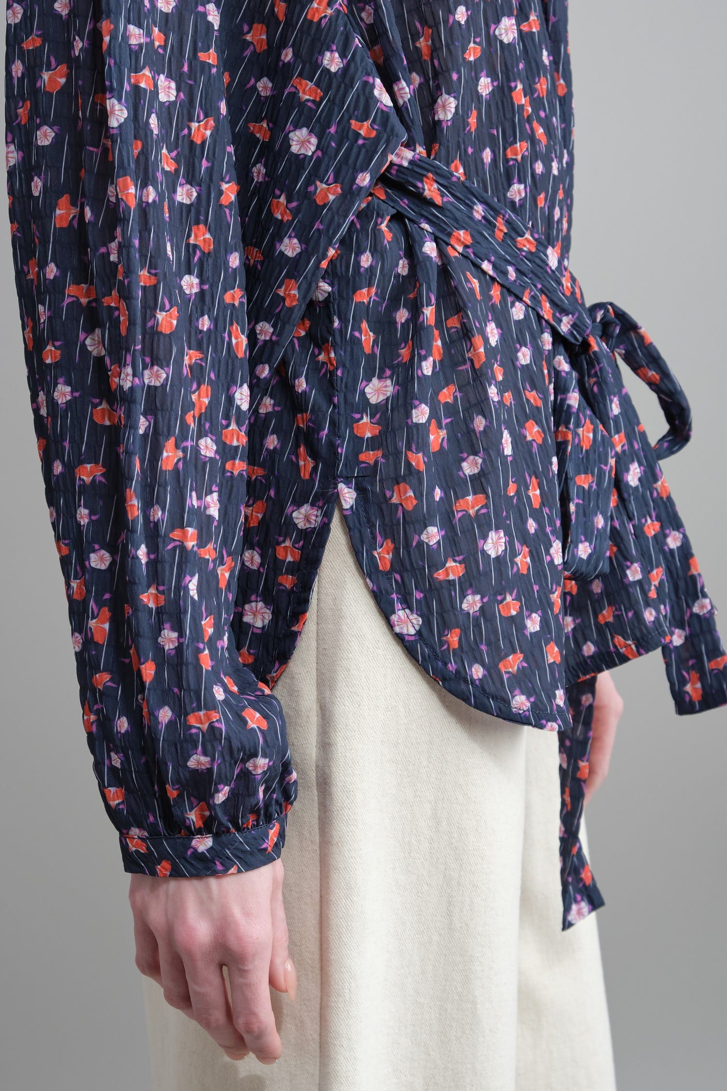 Side seam on Leaf Blouse in Navy Flower Print