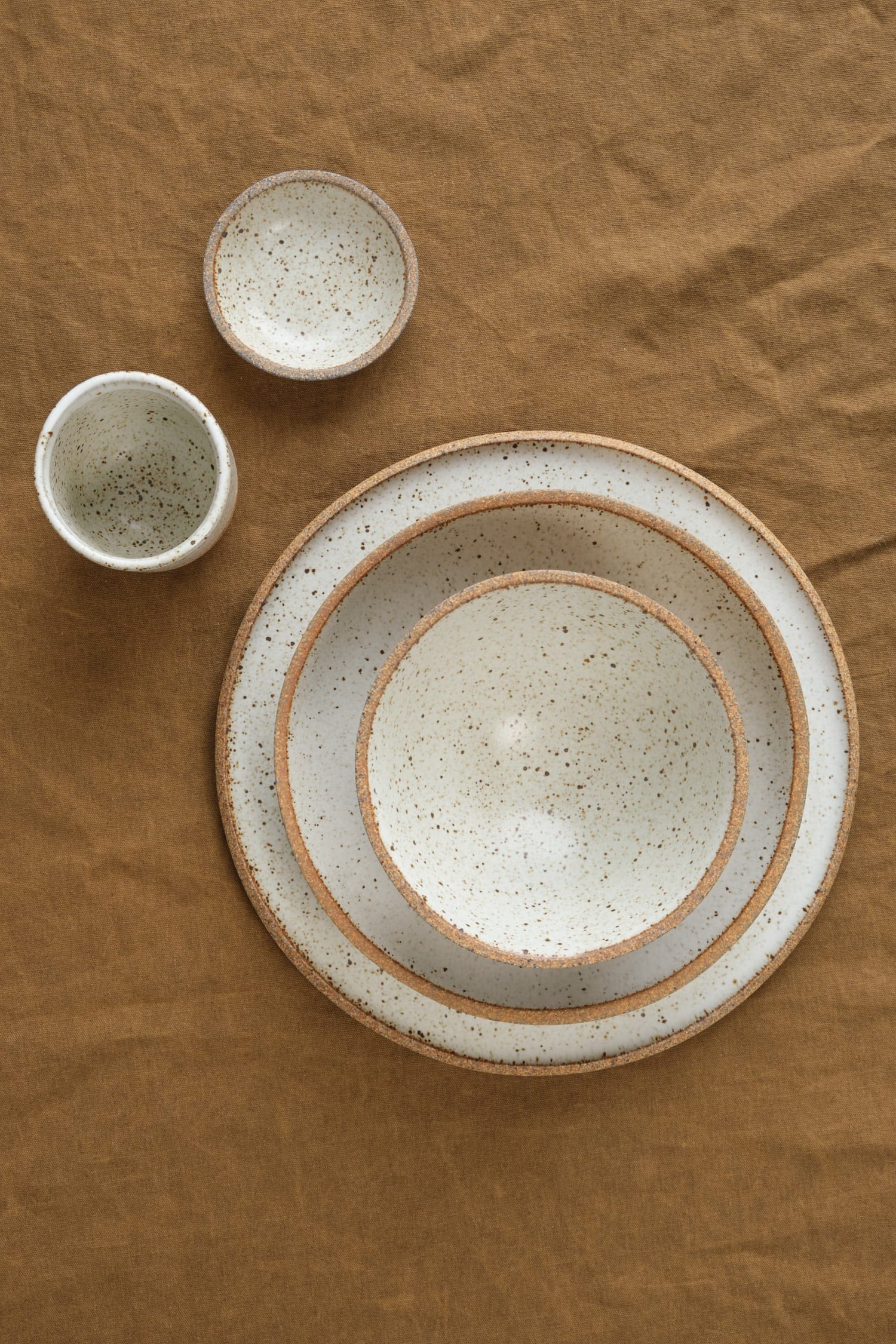Humble Ceramics Home Kitchen Dishware 11" Stillness Plate in Sandstone Sandstone / Snow White / 11" Diamter