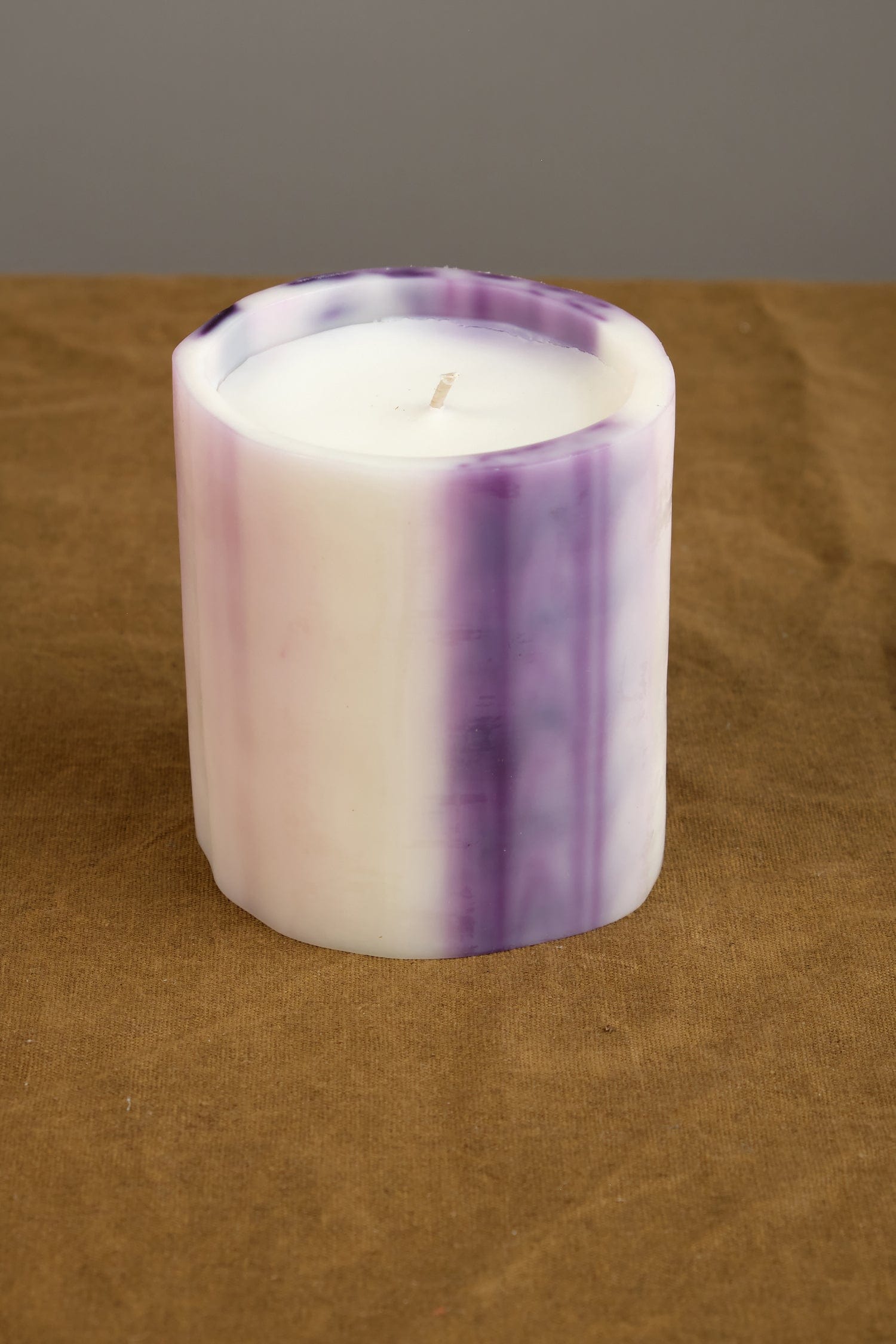 Le Feu De L'Eau Home Candles Violet Candle Grapefruit and Tobacco / 16 oz