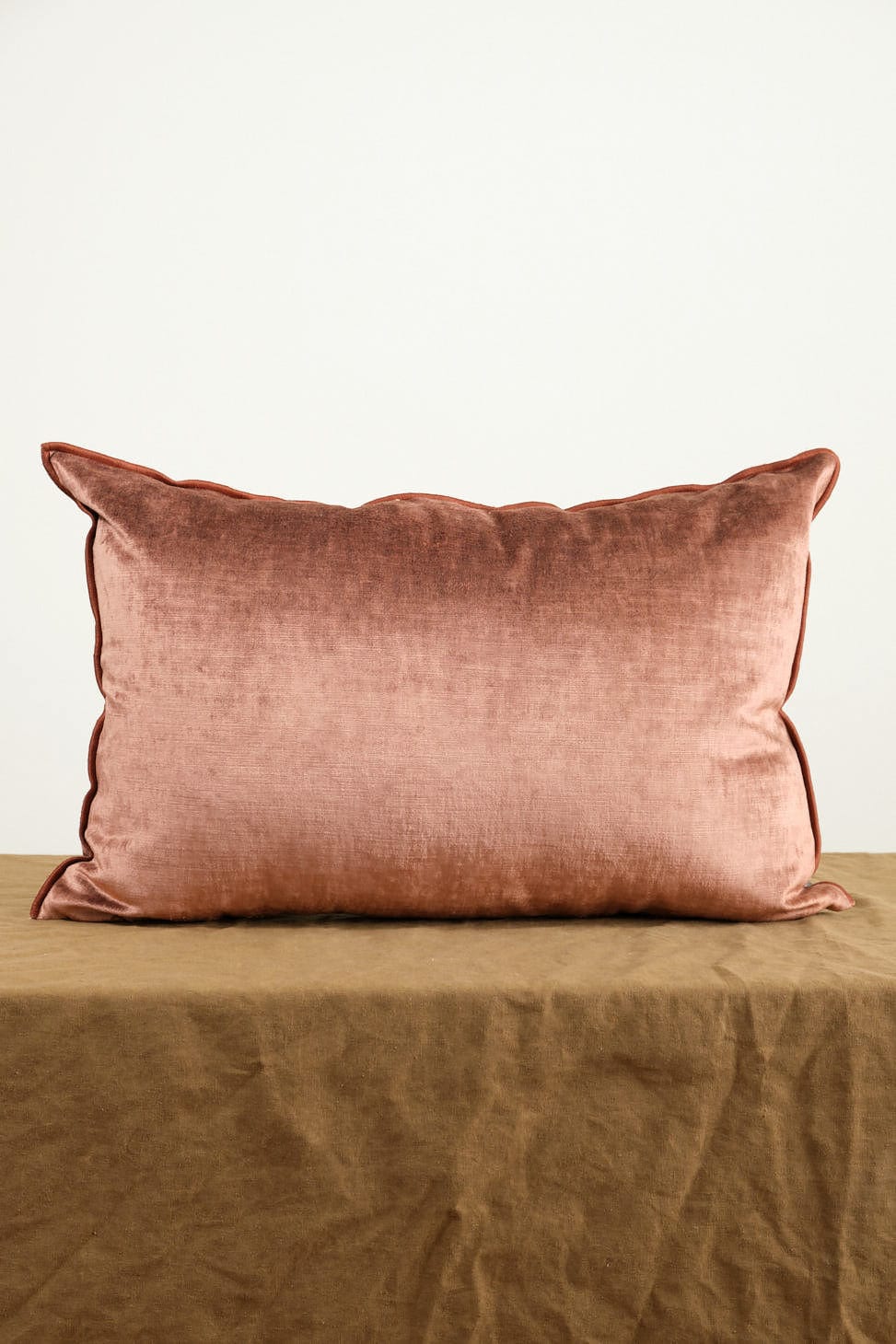 Maison De Vacances Home Pillows 16" X 24" Royal Velvet Vice Versa Cushion in Argile Argile / 16" X 24"