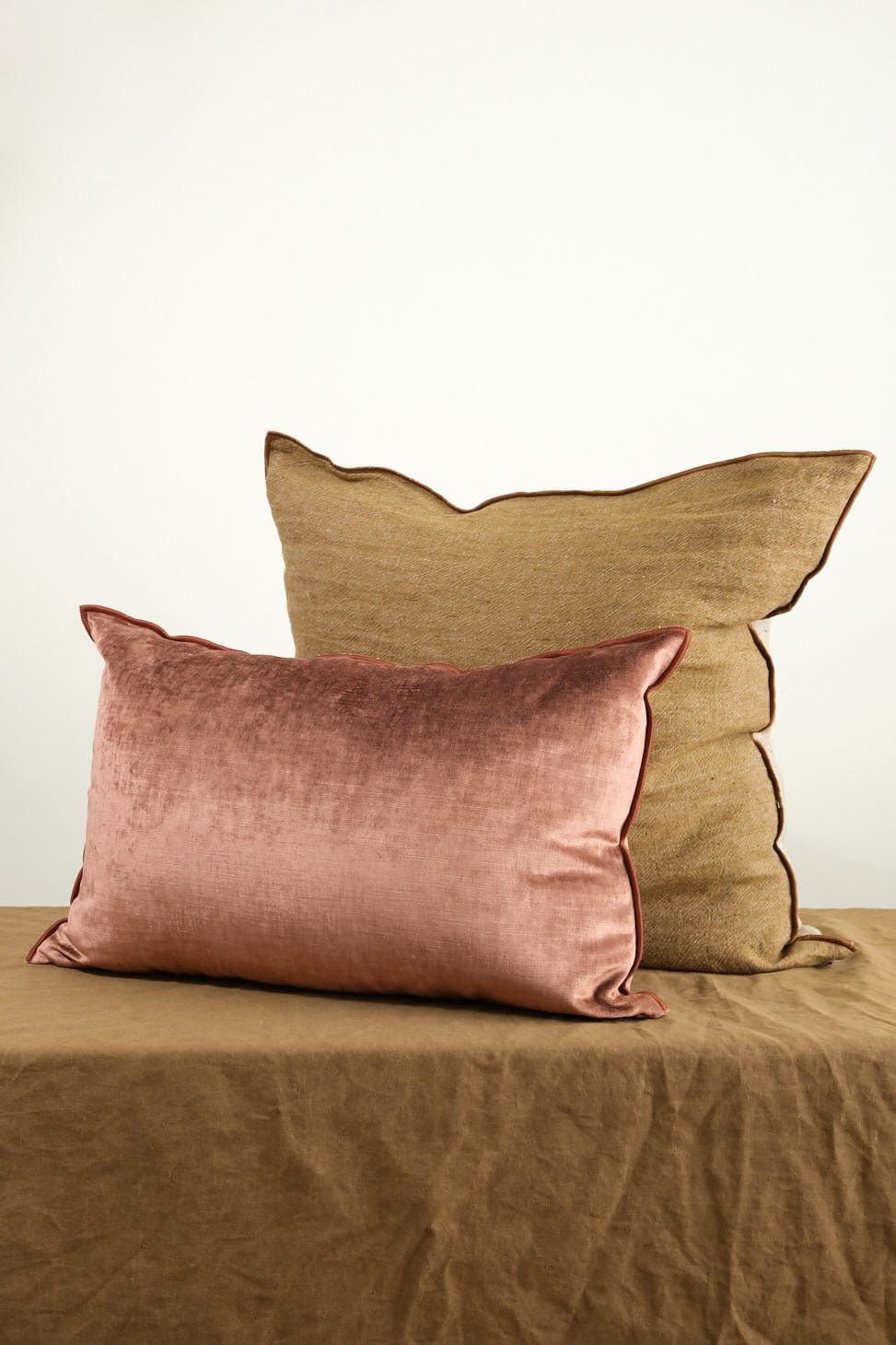 Maison De Vacances Home Pillows 16" X 24" Royal Velvet Vice Versa Cushion in Argile Argile / 16" X 24"