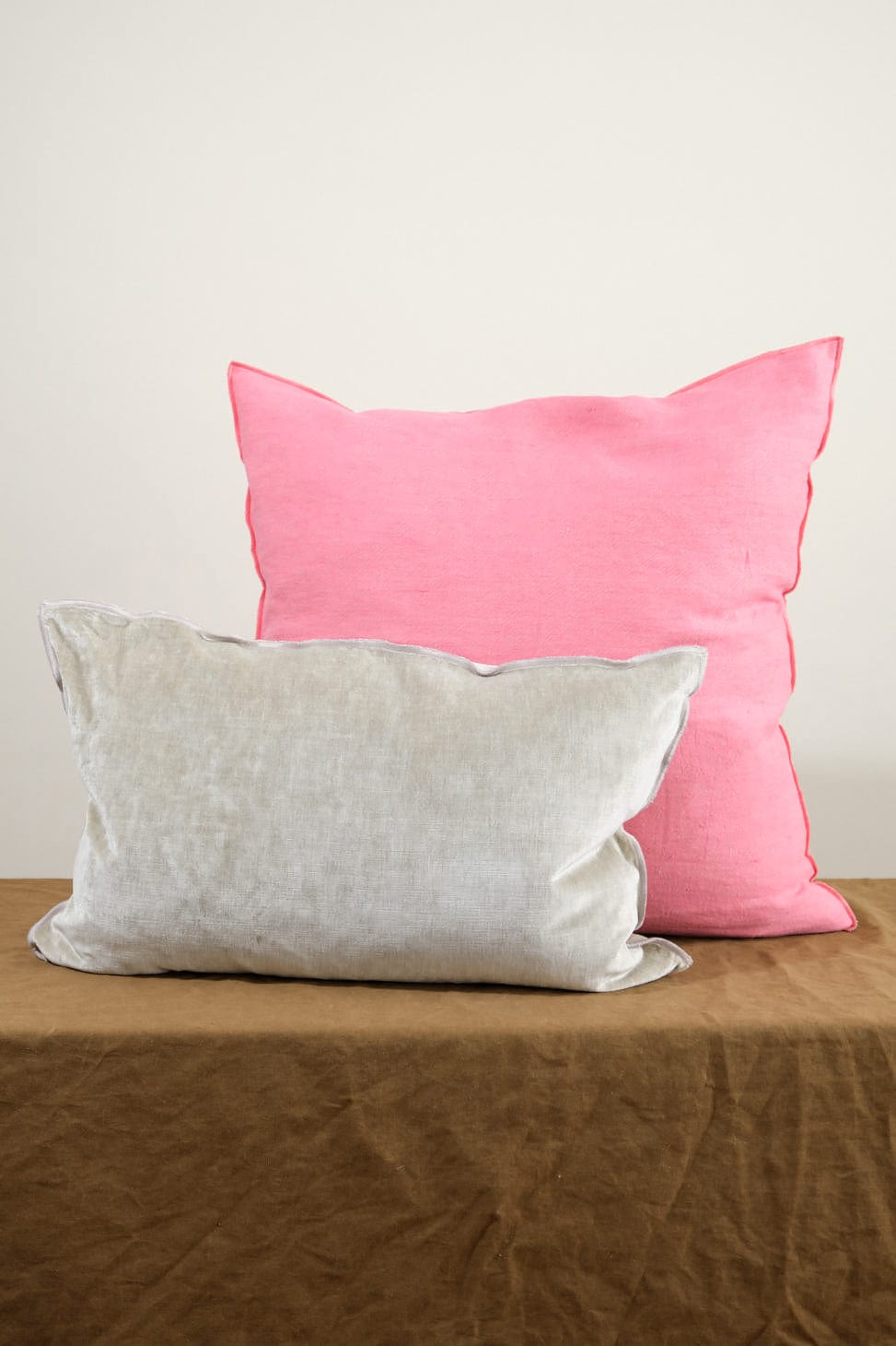 Maison De Vacances Home Pillows 16" X 24" Royal Velvet Vice Versa Cushion in Ciment Ciment / 16" X 24"