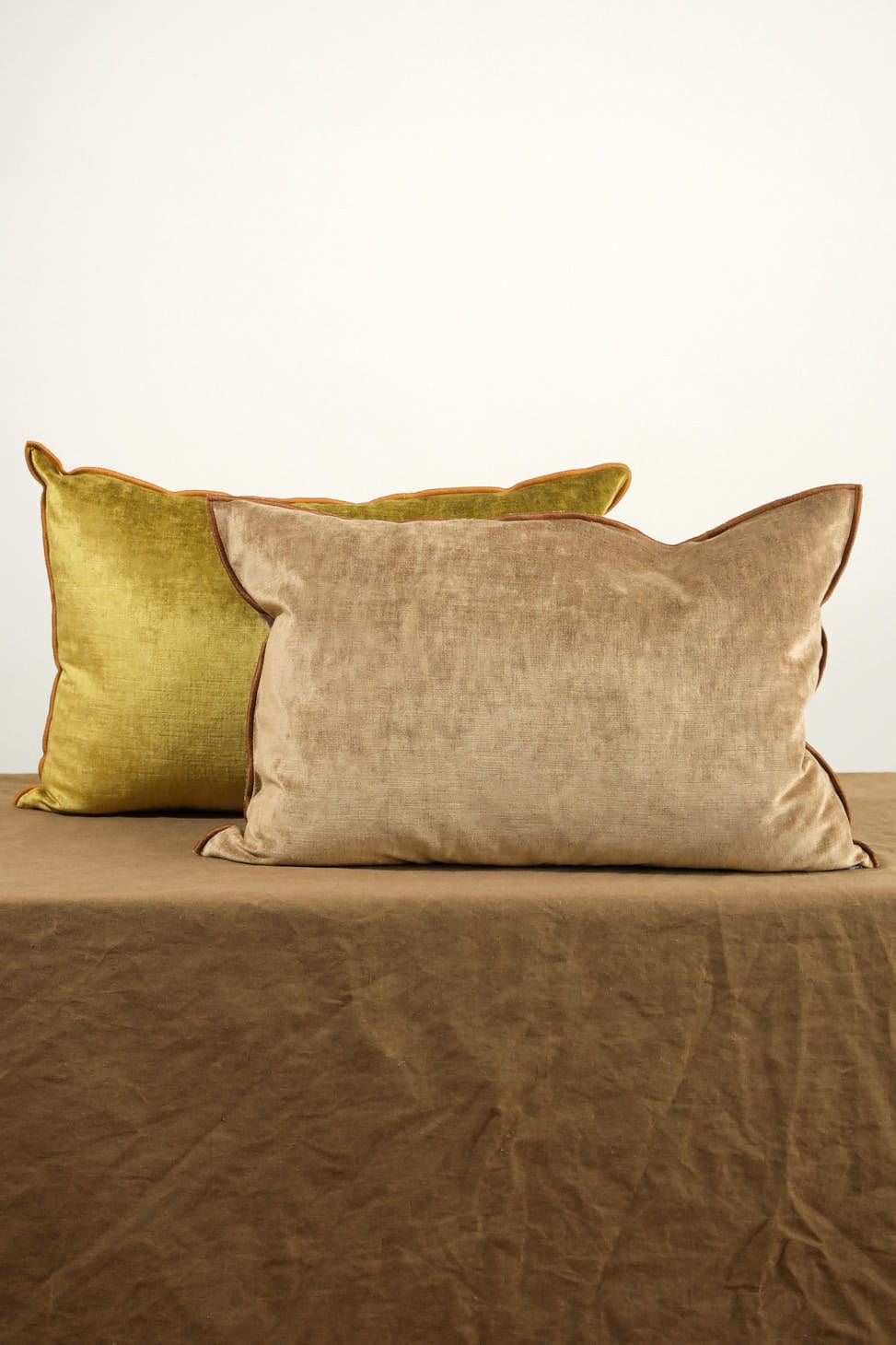 Maison De Vacances Home Pillows 16" X 24" Royal Velvet Vice Versa Cushion in Havane Havane / 16" X 24"