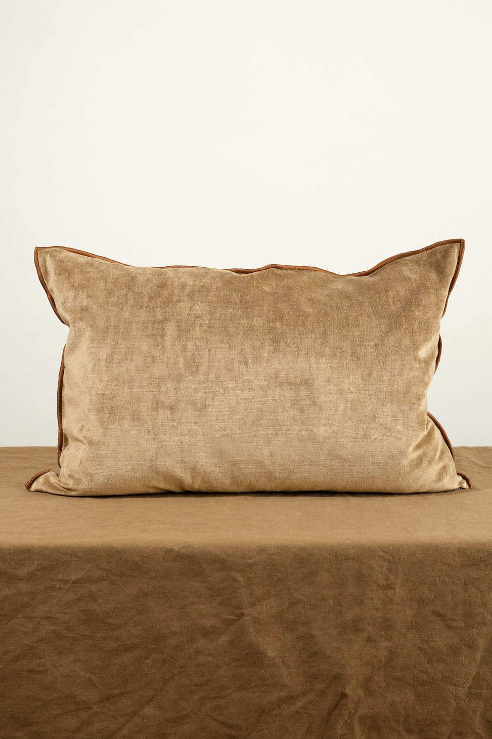 Maison De Vacances Home Pillows 16" X 24" Royal Velvet Vice Versa Cushion in Havane Havane / 16" X 24"