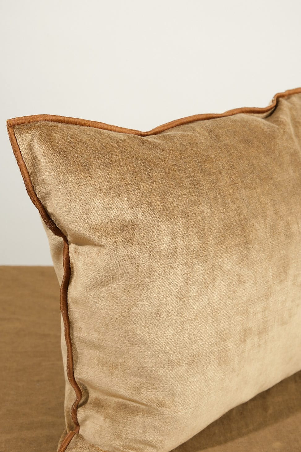 Maison De Vacances Home Pillows 16" X 24" Royal Velvet Vice Versa Cushion in Havane Havane / 16" X 24"