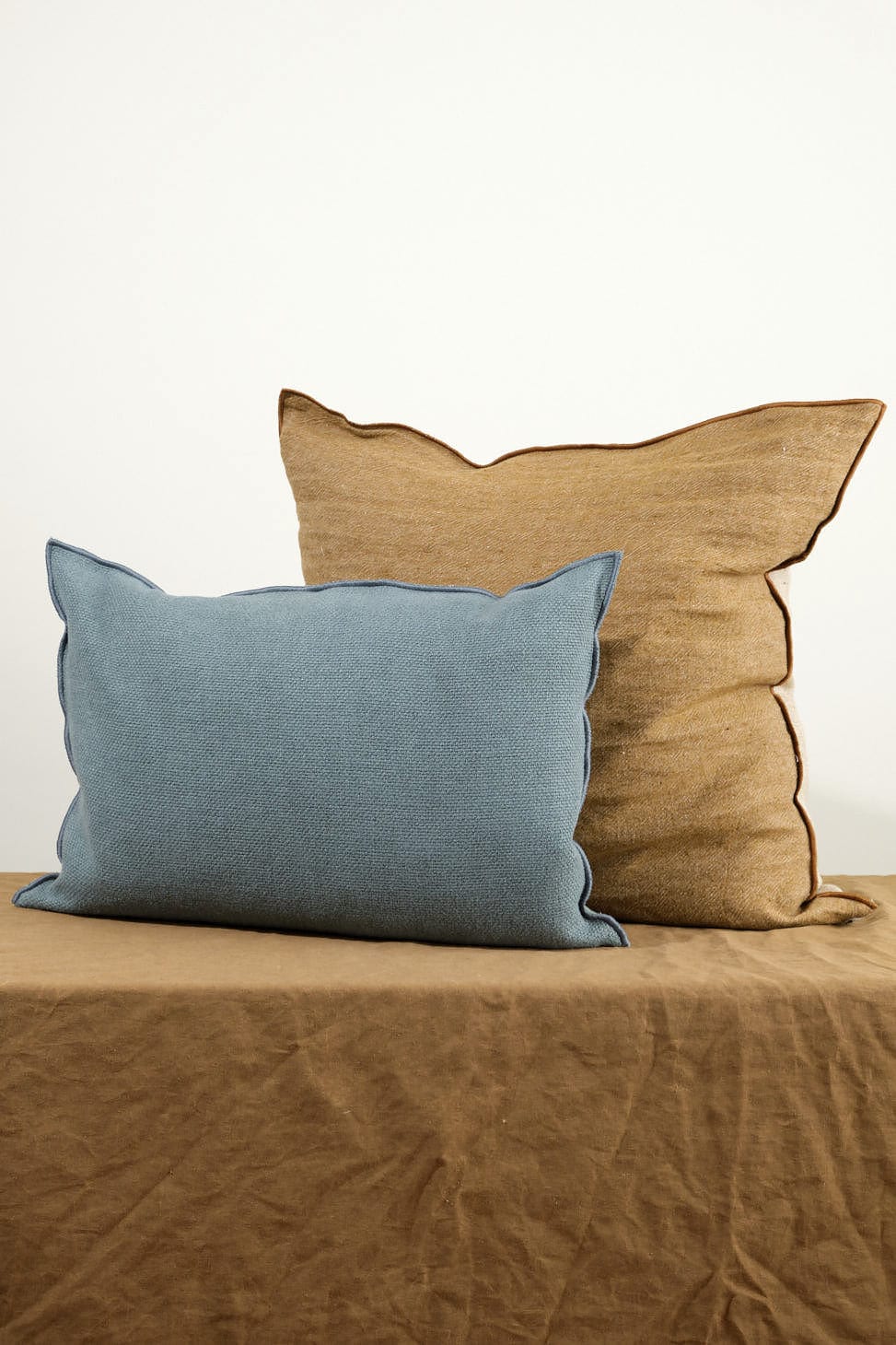 Maison De Vacances Home Pillows 26" X 26" Crumpled Washed Linen Vice Versa Cushion in Havane Havane/Givre / 26" X 26"