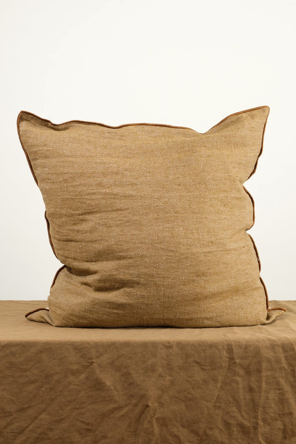 Maison De Vacances Home Pillows 26" X 26" Crumpled Washed Linen Vice Versa Cushion in Havane Havane/Givre / 26" X 26"