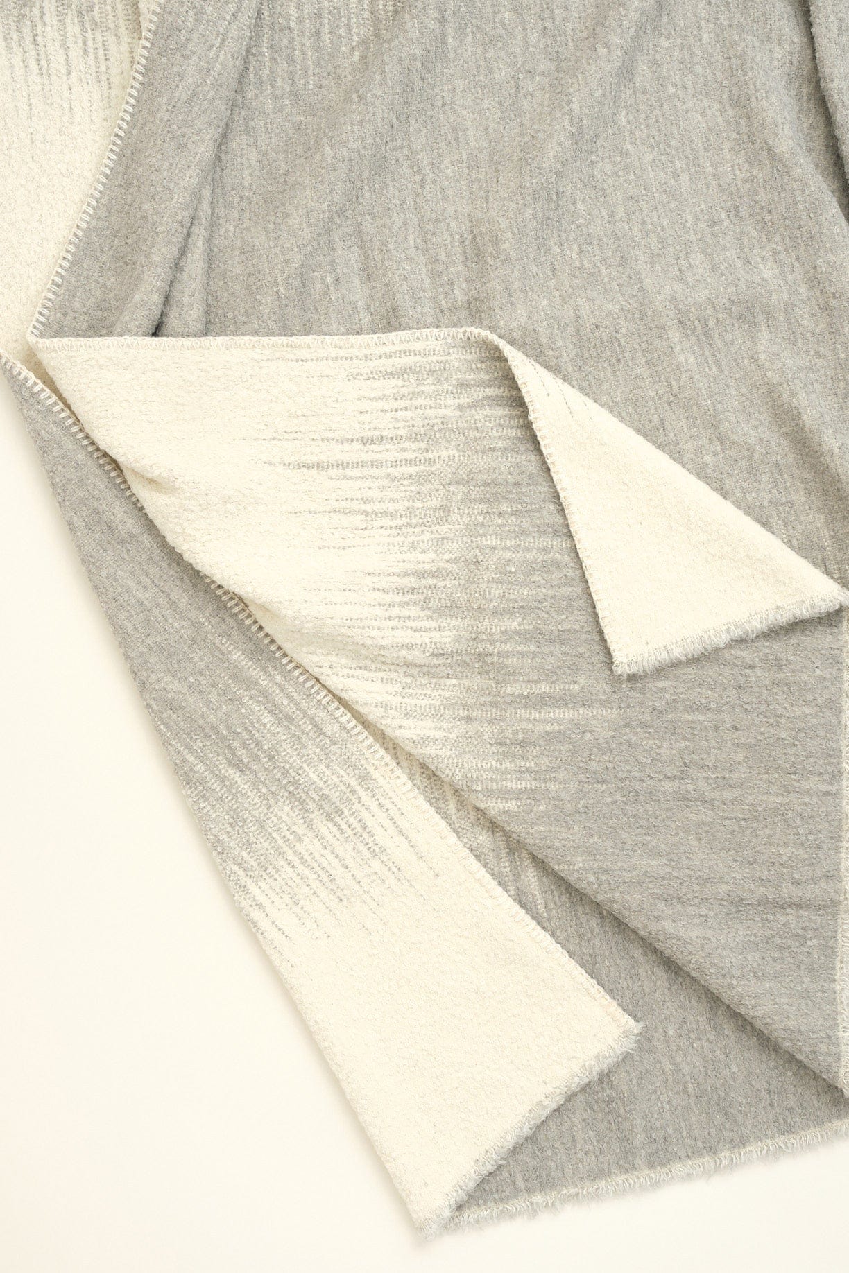 Uniq'uity Home Throws Vasarely Throw in White and Grey White and Grey / 78" L X 58" W