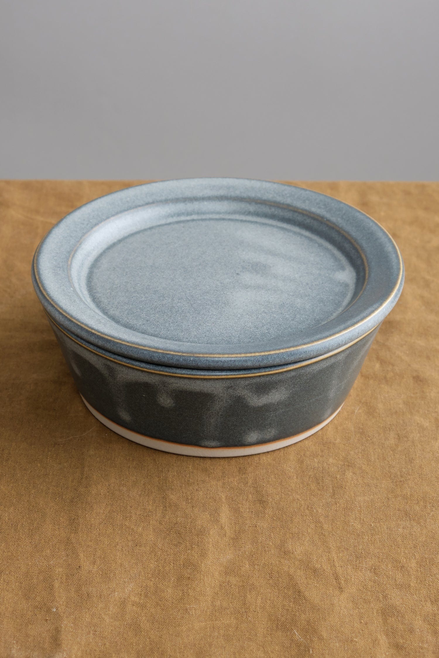 WRF Lab Ceramics Home Kitchen Serving Medium Container with Lid Ash / 8" D x 3" H