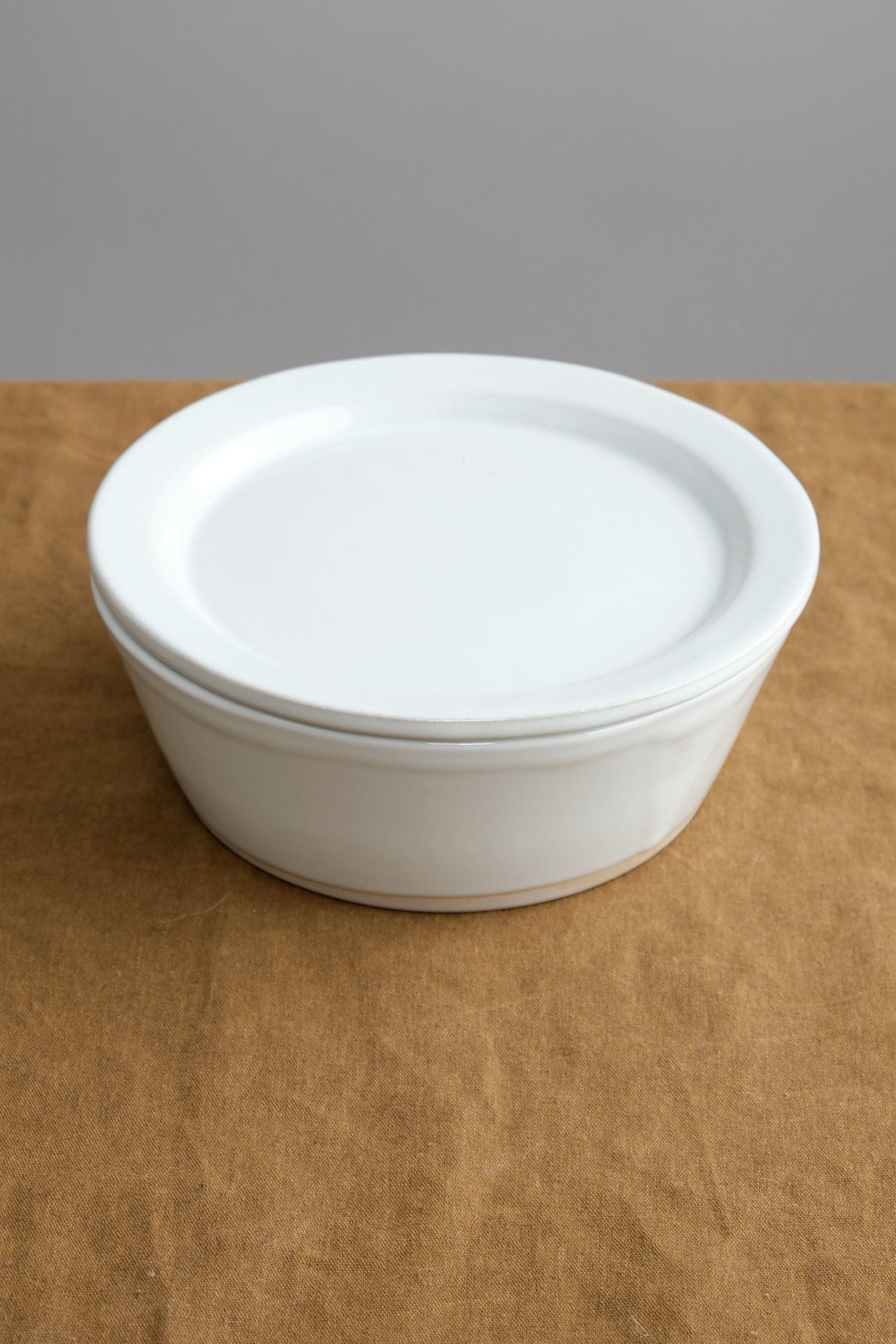 WRF Lab Ceramics Home Kitchen Serving Medium Container with Lid White / 8" D x 3" H