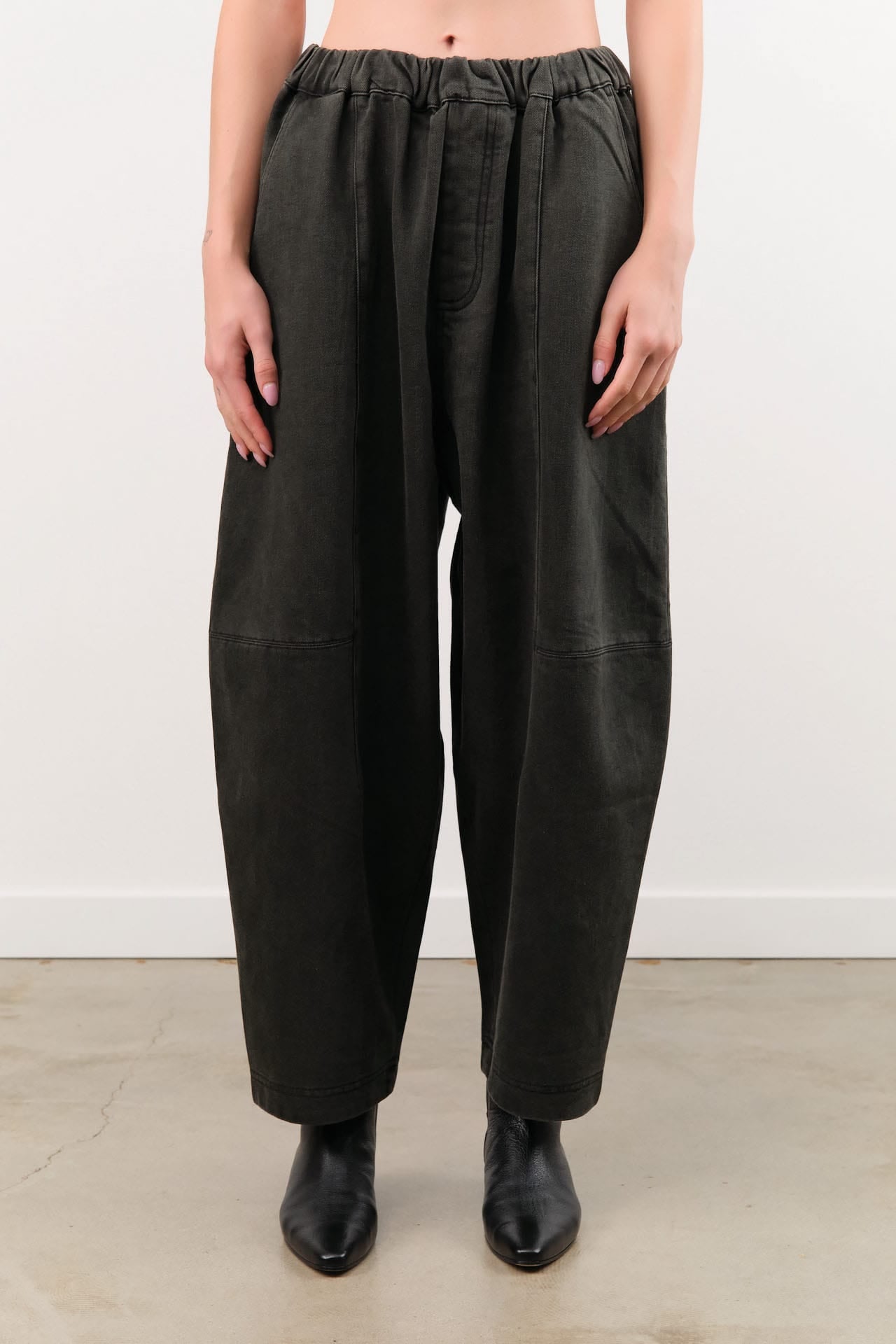 7115 by Szeki Apparel Womens Pants Elastic Panel Barrel Trouser in Washed Black