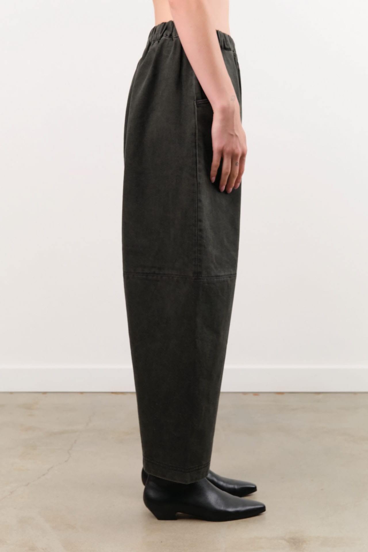 7115 by Szeki Apparel Womens Pants Elastic Panel Barrel Trouser in Washed Black