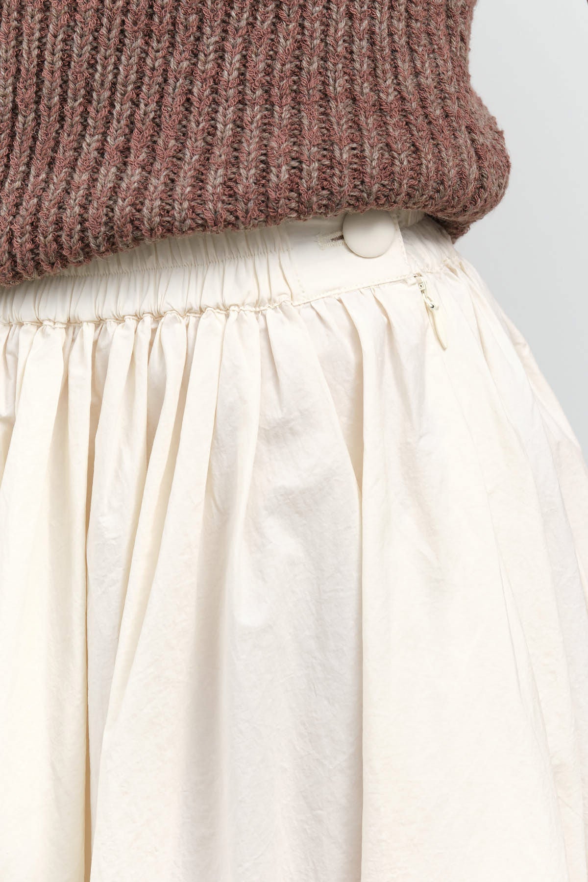 Waistband view of Papery Elastic Prairie Skirt in Off-White