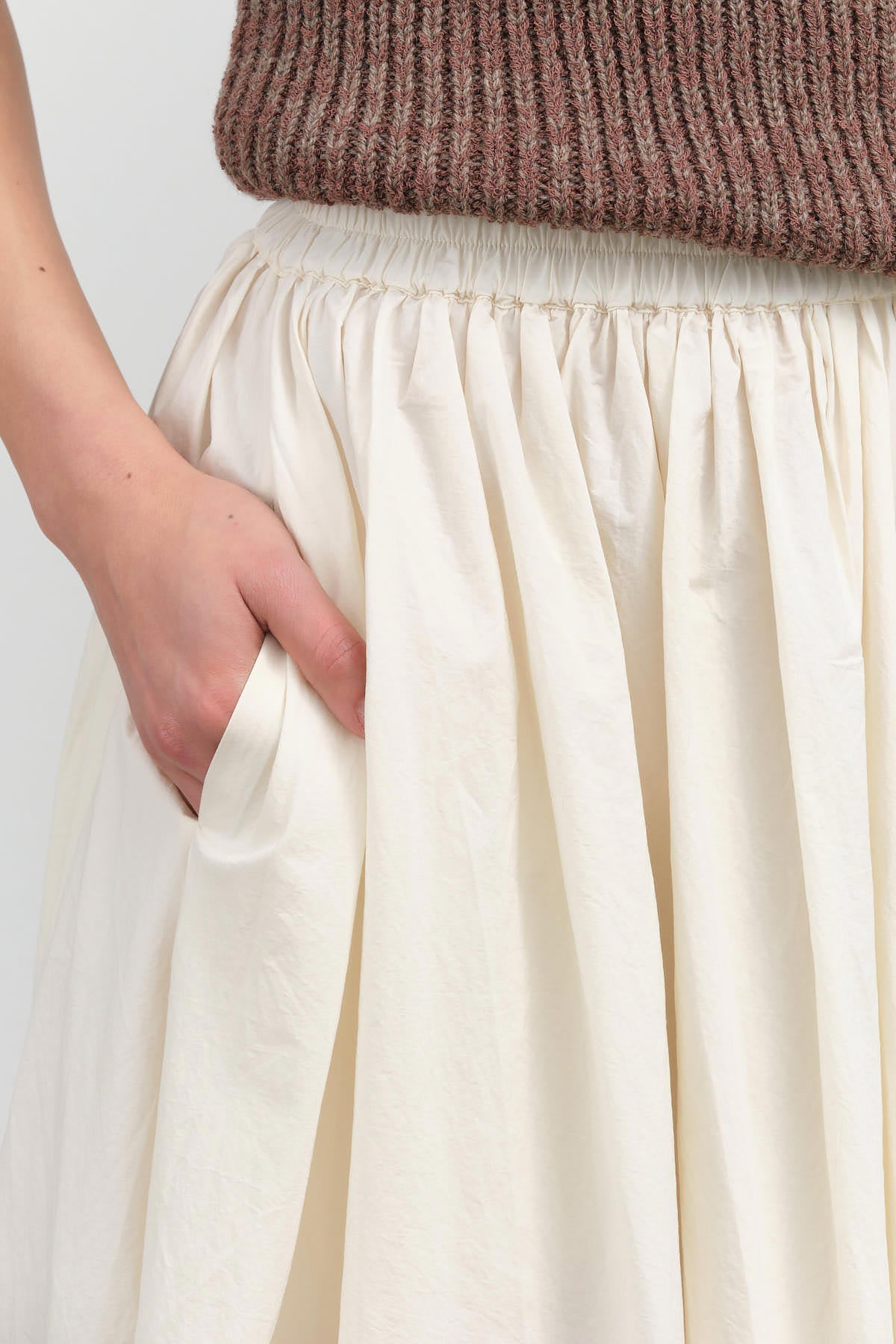 Pocket view of Papery Elastic Prairie Skirt in Off-White