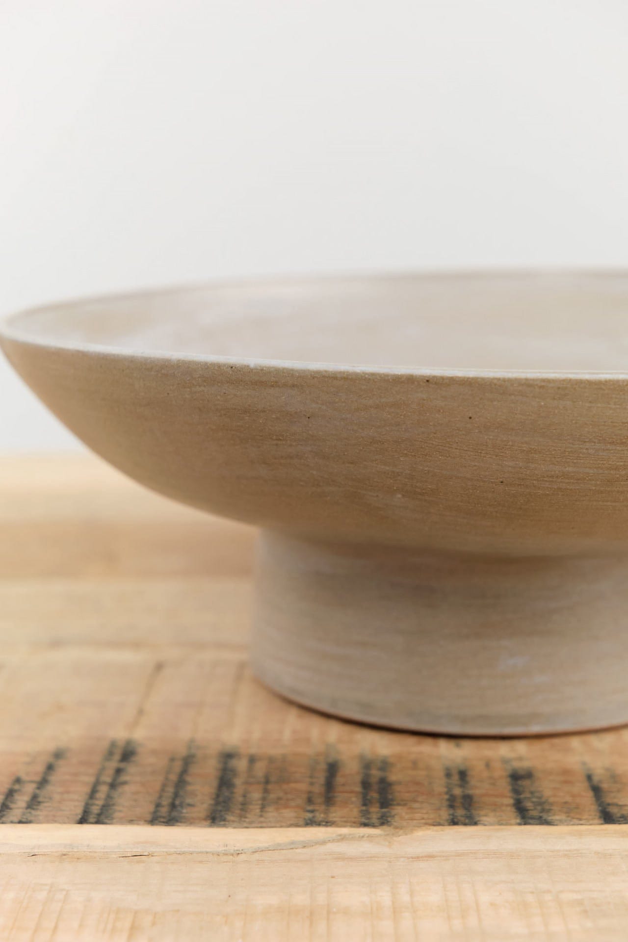 Kati Von Lehman Home Kitchen Serving Wide Pedestal Serving Bowl Brown Stoneware/Eggshell