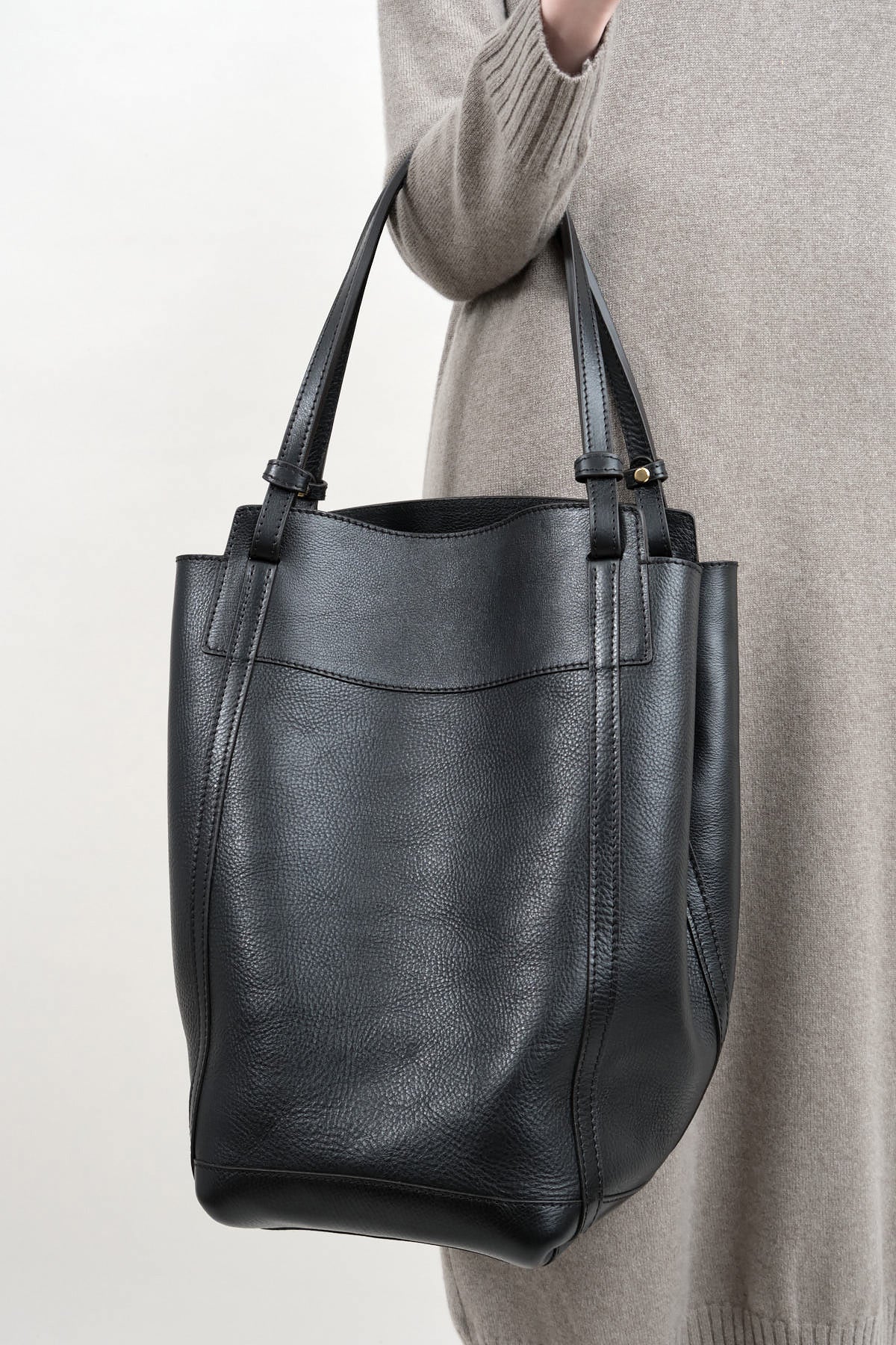 Lindquist large black purse