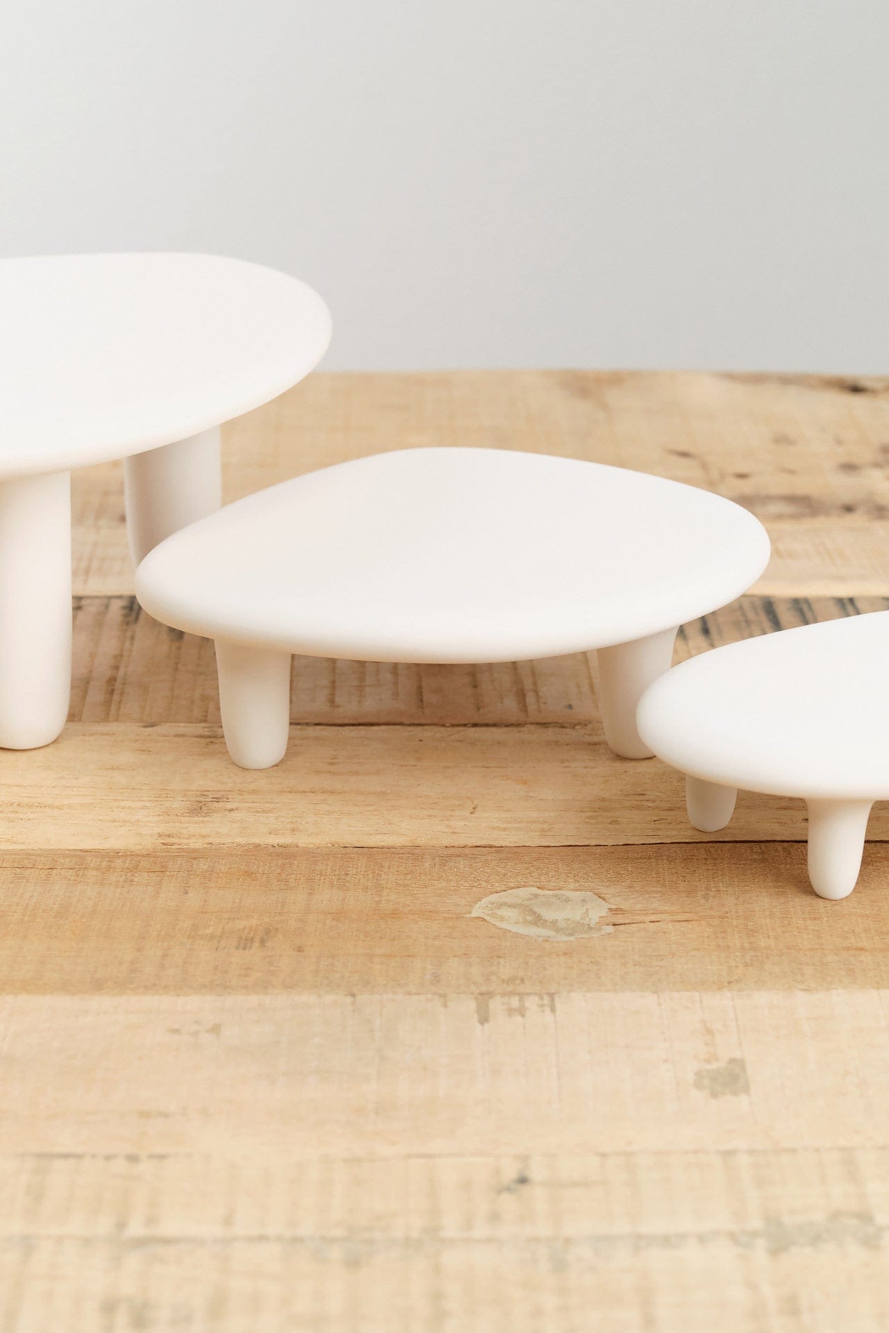 Tina Frey Designs Home Kitchen Serving Puddle Medium Elevated Platter White