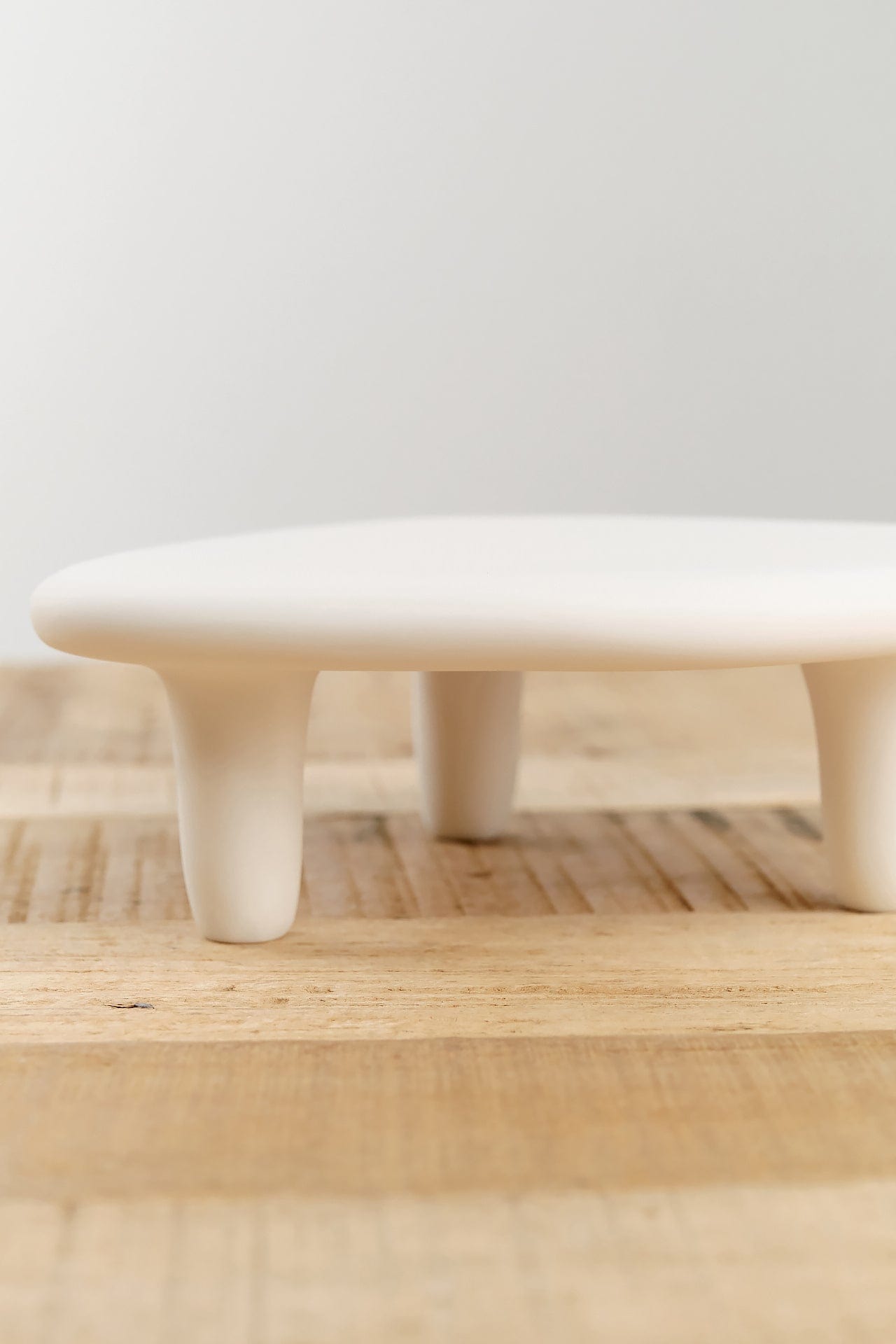 Tina Frey Designs Home Kitchen Serving Puddle Medium Elevated Platter White